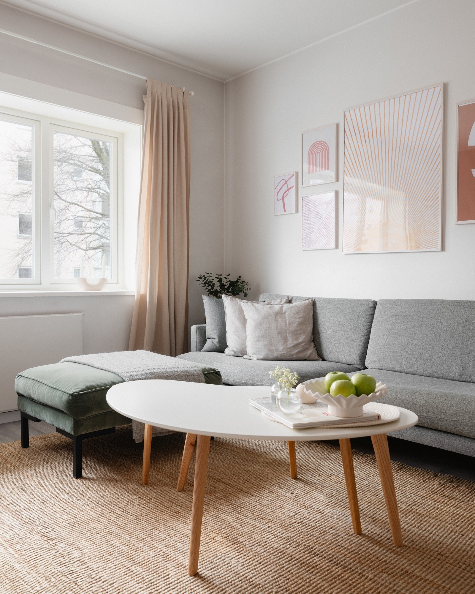 Sofakrok med masser av lys gjennom store vinduer - nytt gulv lagt i 2018 Galleribilde