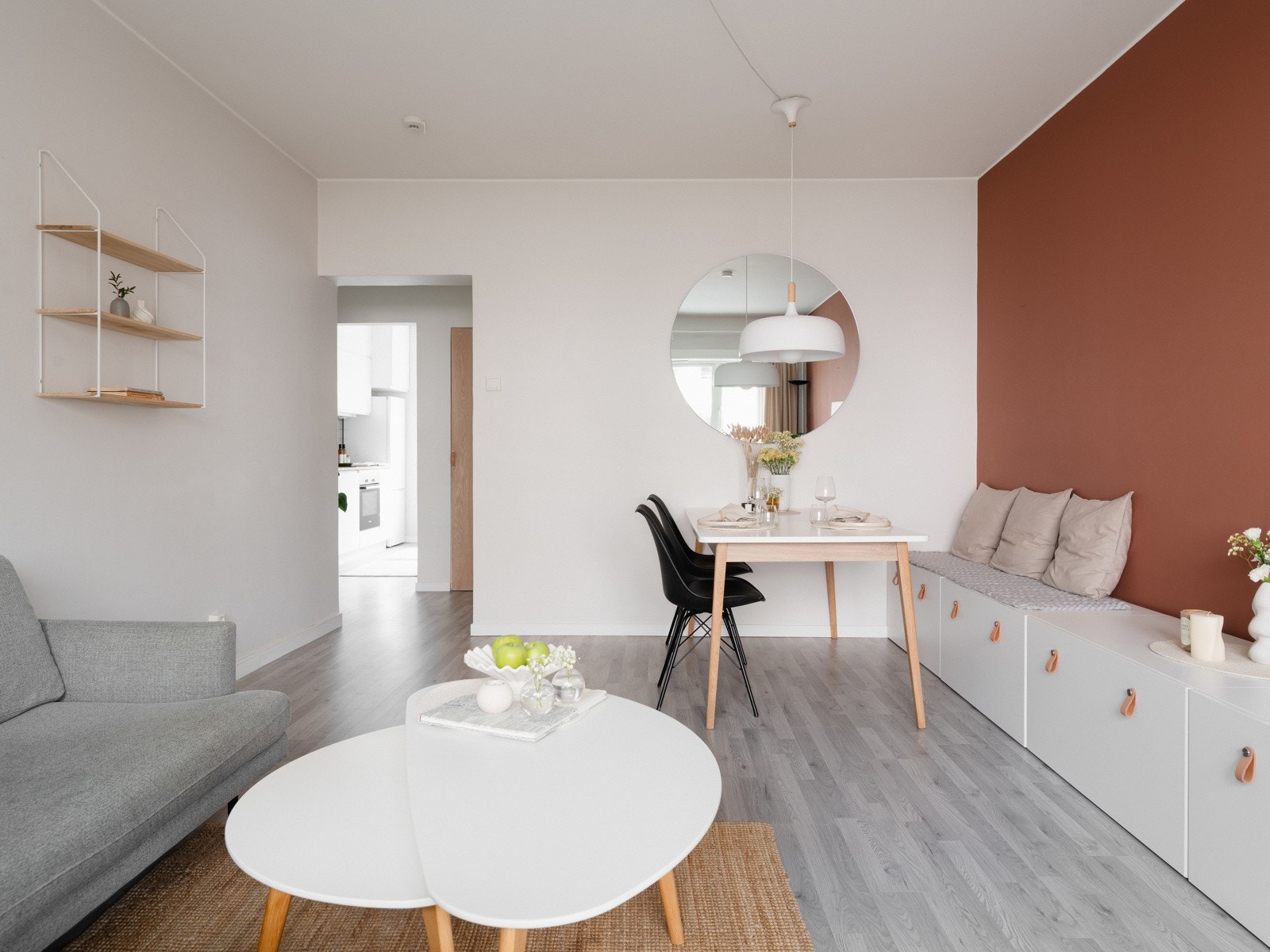 Innbydende og lys stue med god plass til både spisestue og sofa/tv-krok Galleribilde