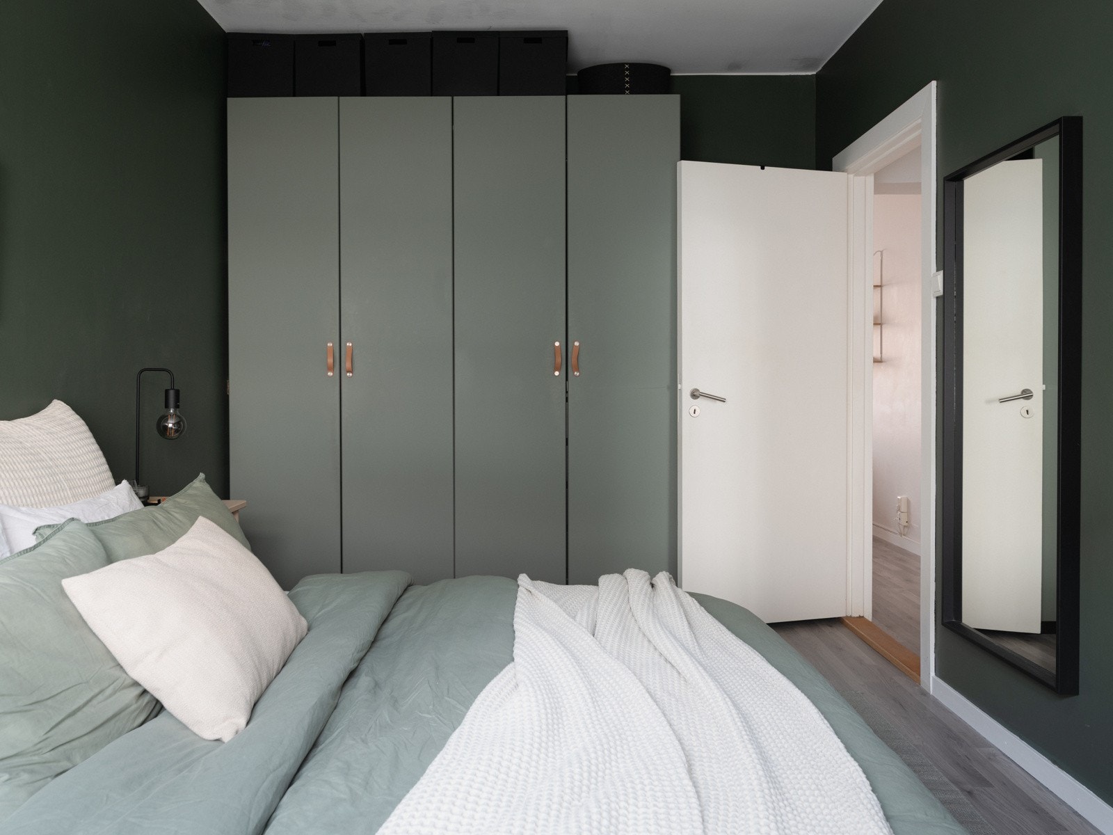 Store medfølgende garderobeskap på soverom Galleribilde