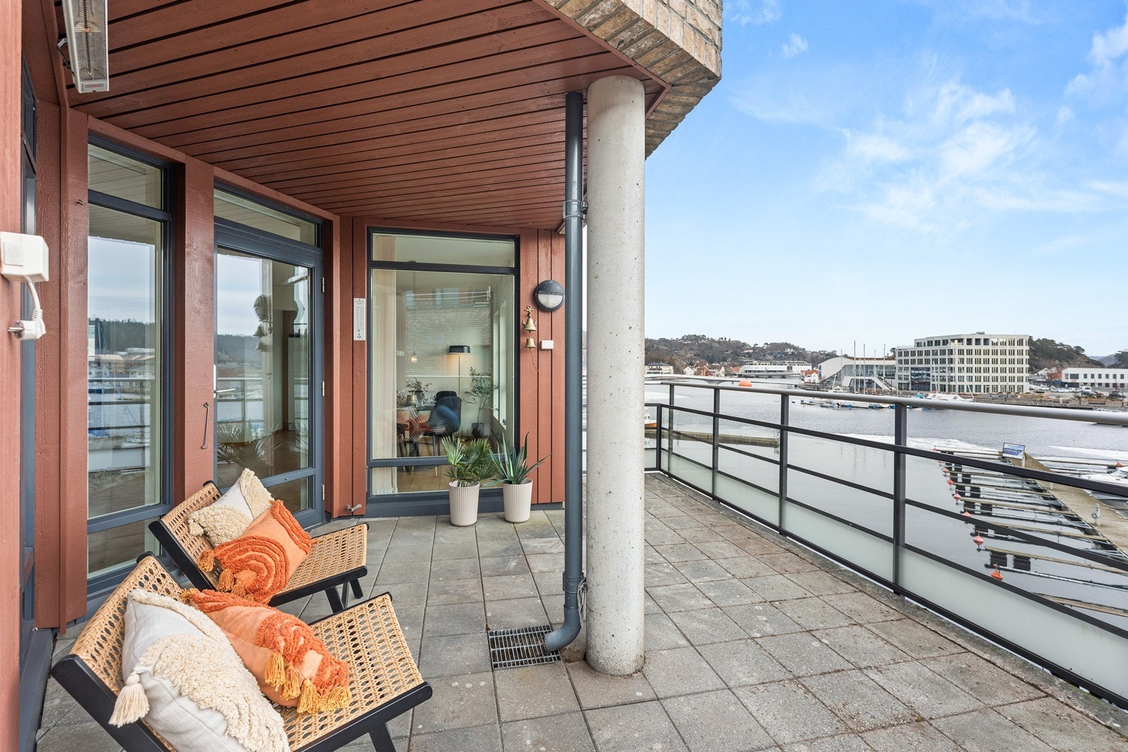 Romslig terrasse som lett kan innredes i flere soner Galleribilde