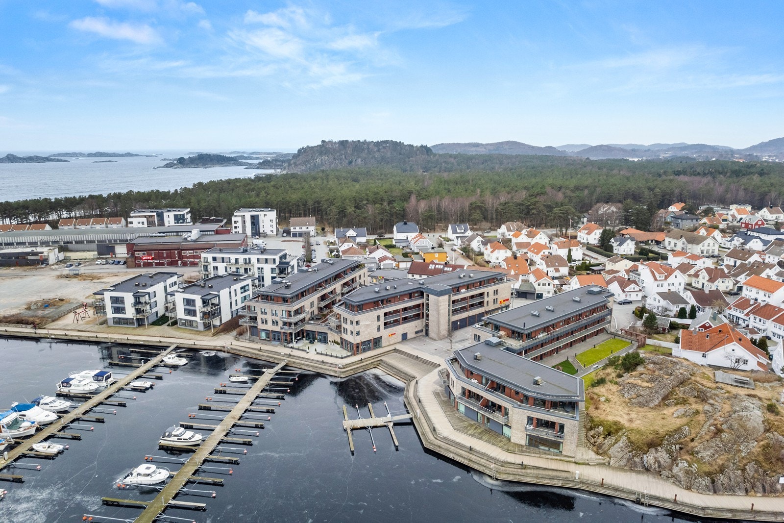 Her bor du tett på elvens pulserende liv og i gangavstand til Furulunden og sentrum Galleribilde