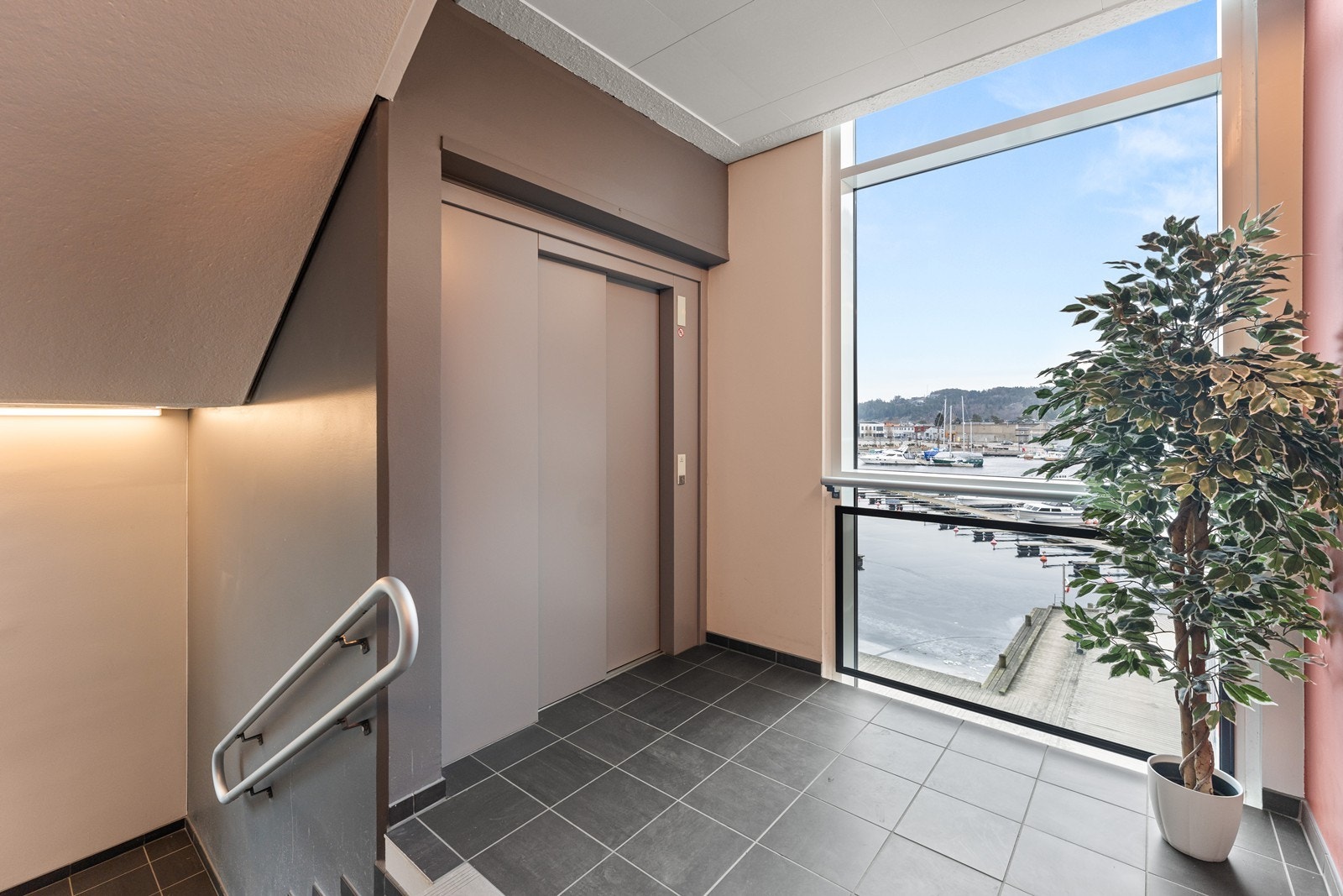 Heisen går fra kjelleren til hver etasje Galleribilde