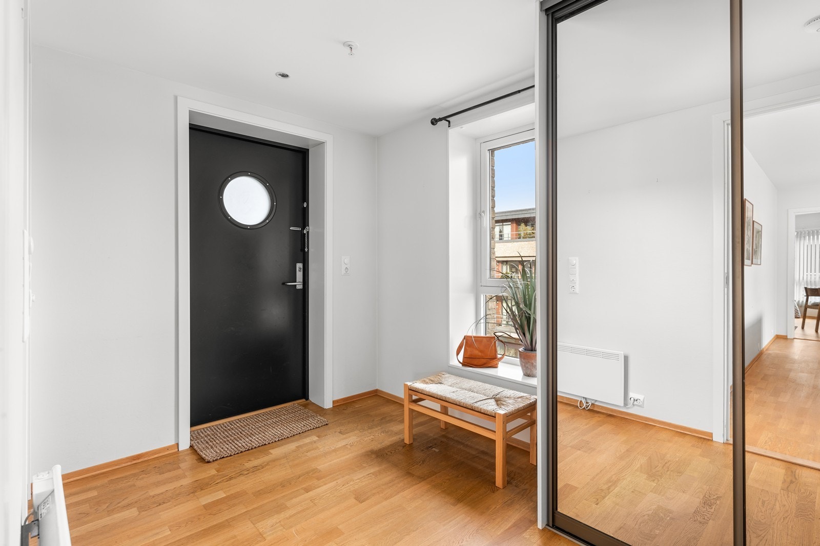 Velkommen inn til Kastellgata 10 - entré innredet med stor skyvedørsgarderobe Galleribilde