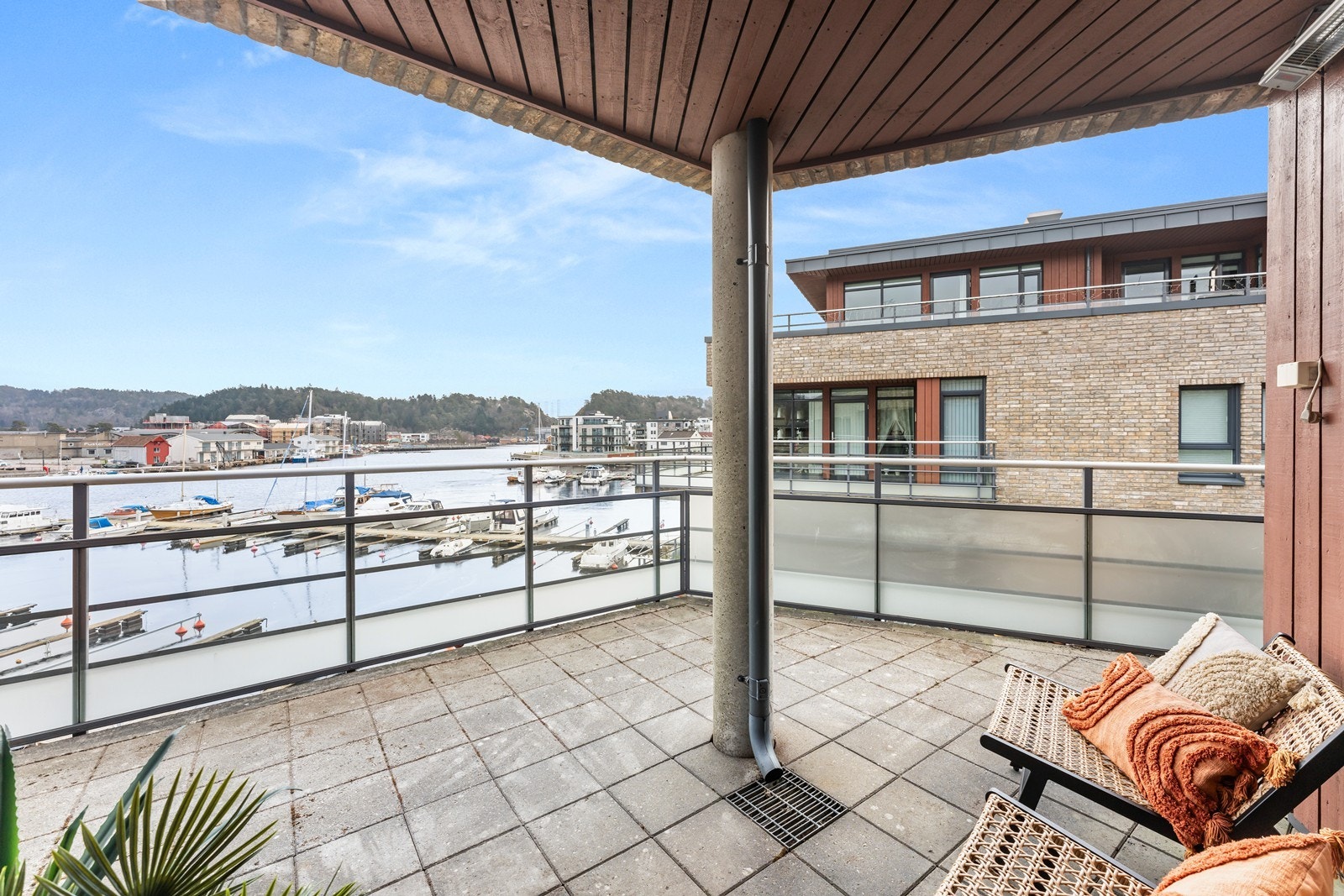Verandaen er delvis overbygget som gir fin ly Galleribilde