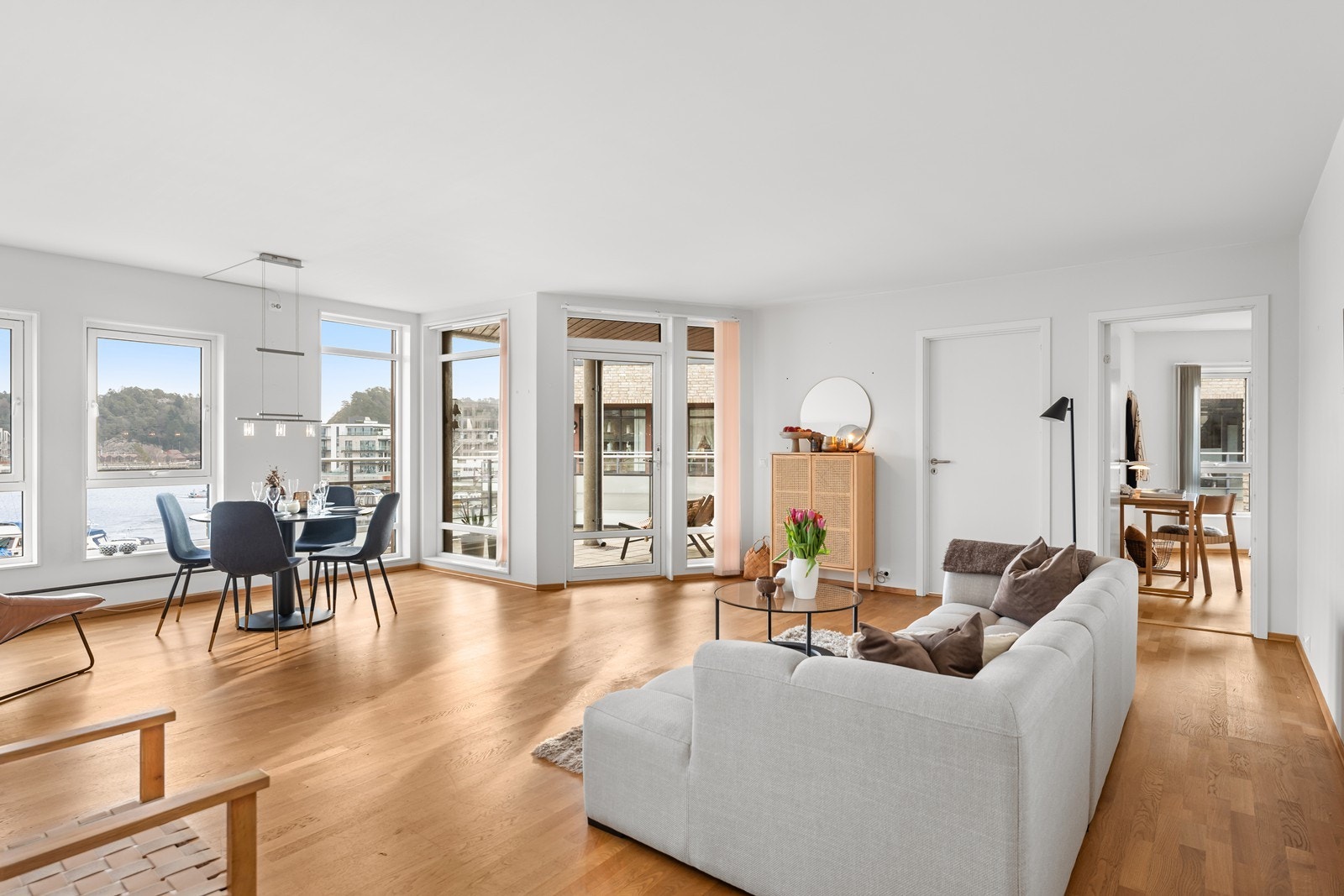 Stuen har god plass til spisestue og lounge Galleribilde