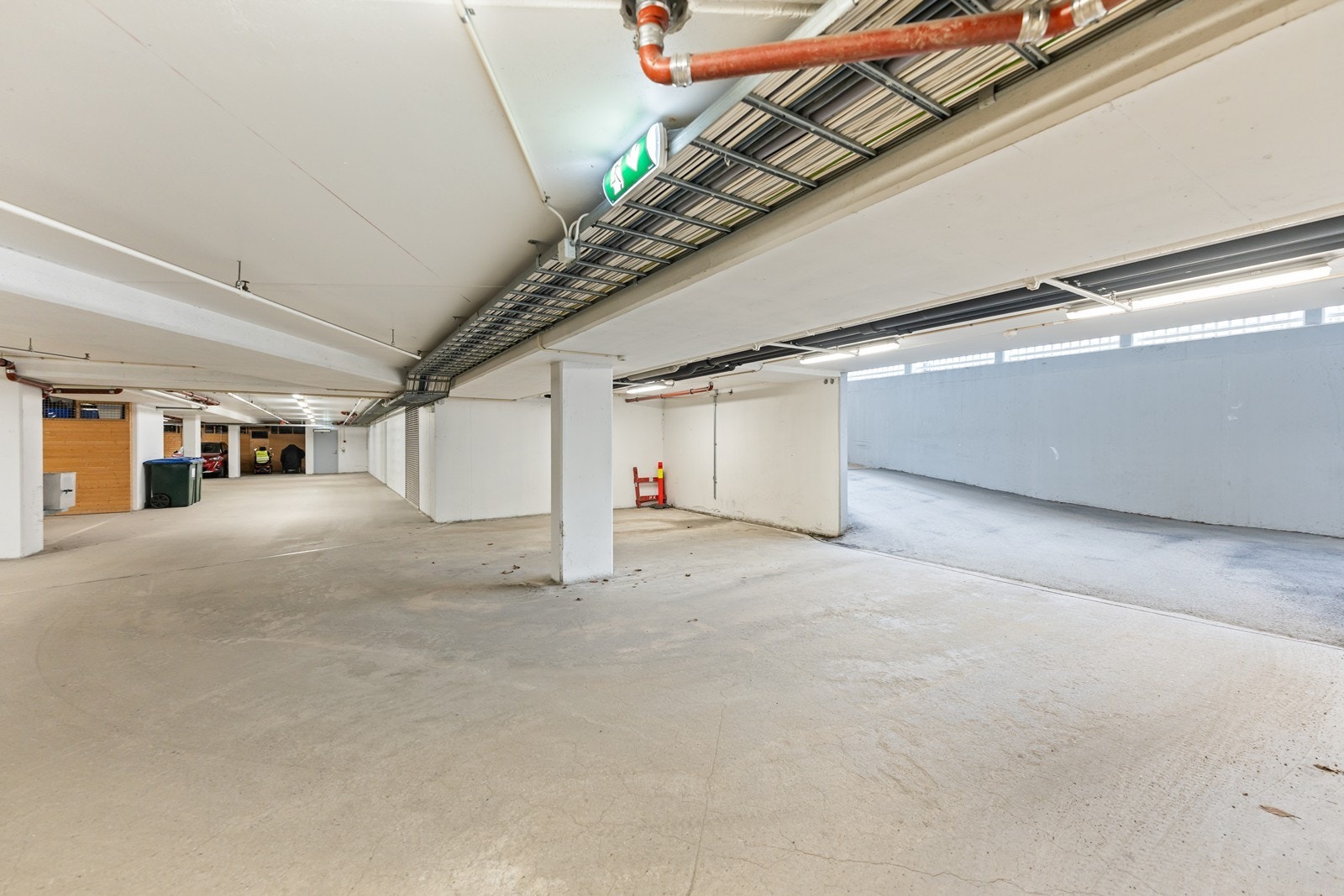 Biloppstillingsplass og bod i fellesanlegget under boligblokken Galleribilde