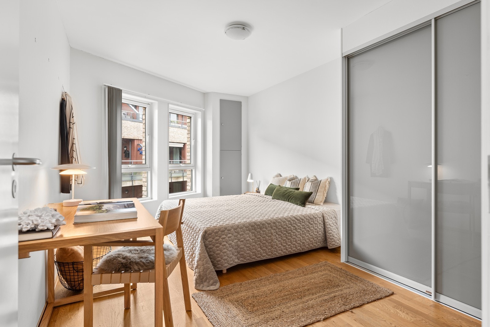 Hovedsoverommet (1 av 2) er innredet med skyvedørsgarderobe Galleribilde