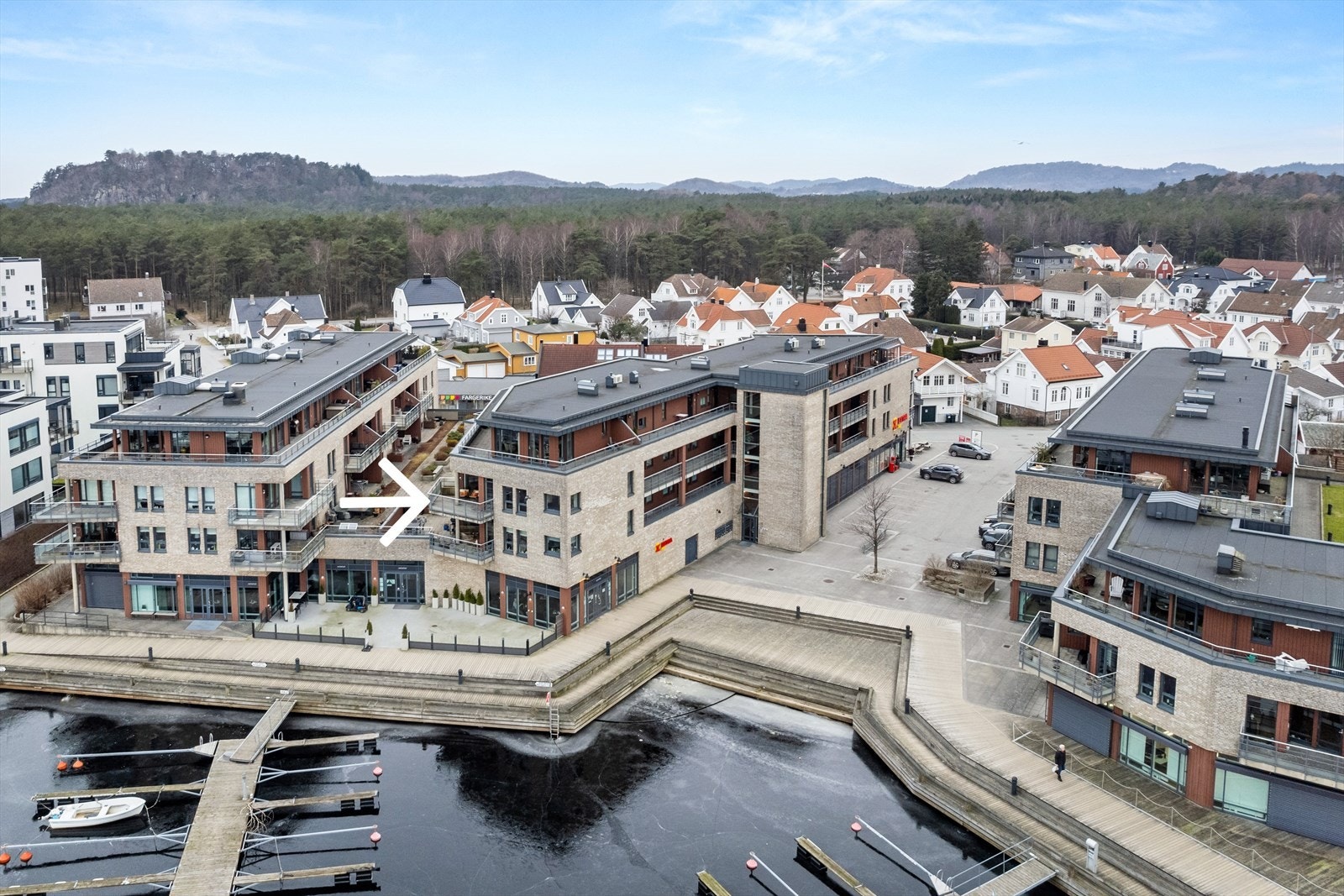 Velkommen til Kastellgata 10 - lengst fremme mot elva med god utsikt mot det yrende livet Galleribilde