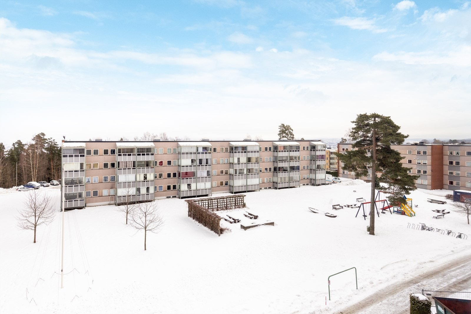 Borettslaget ligger fint til på Gulset i Skien, i et barnevennlig og attraktivt område med kort vei til de fleste fasiliteter. Leiligheten har en usjenert og fin beliggenhet i 4. etasje, med stor, solrik innglasset balkong med utsyn mot vest. Galleribilde