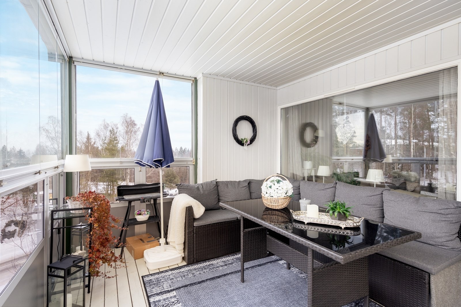 Balkongen ligger usjenert til, med nydelig utsikt og foldevinduer som kan skyves til side etter eget ønske. Galleribilde