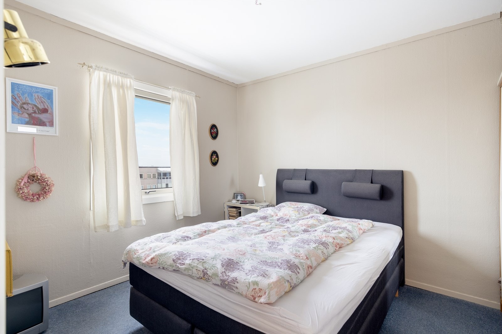 Leiligheten har to gode soverom, hvor det ene ligger inntil stuen og det andre ved kjøkkenet. Her soverom ved kjøkkenet. Galleribilde