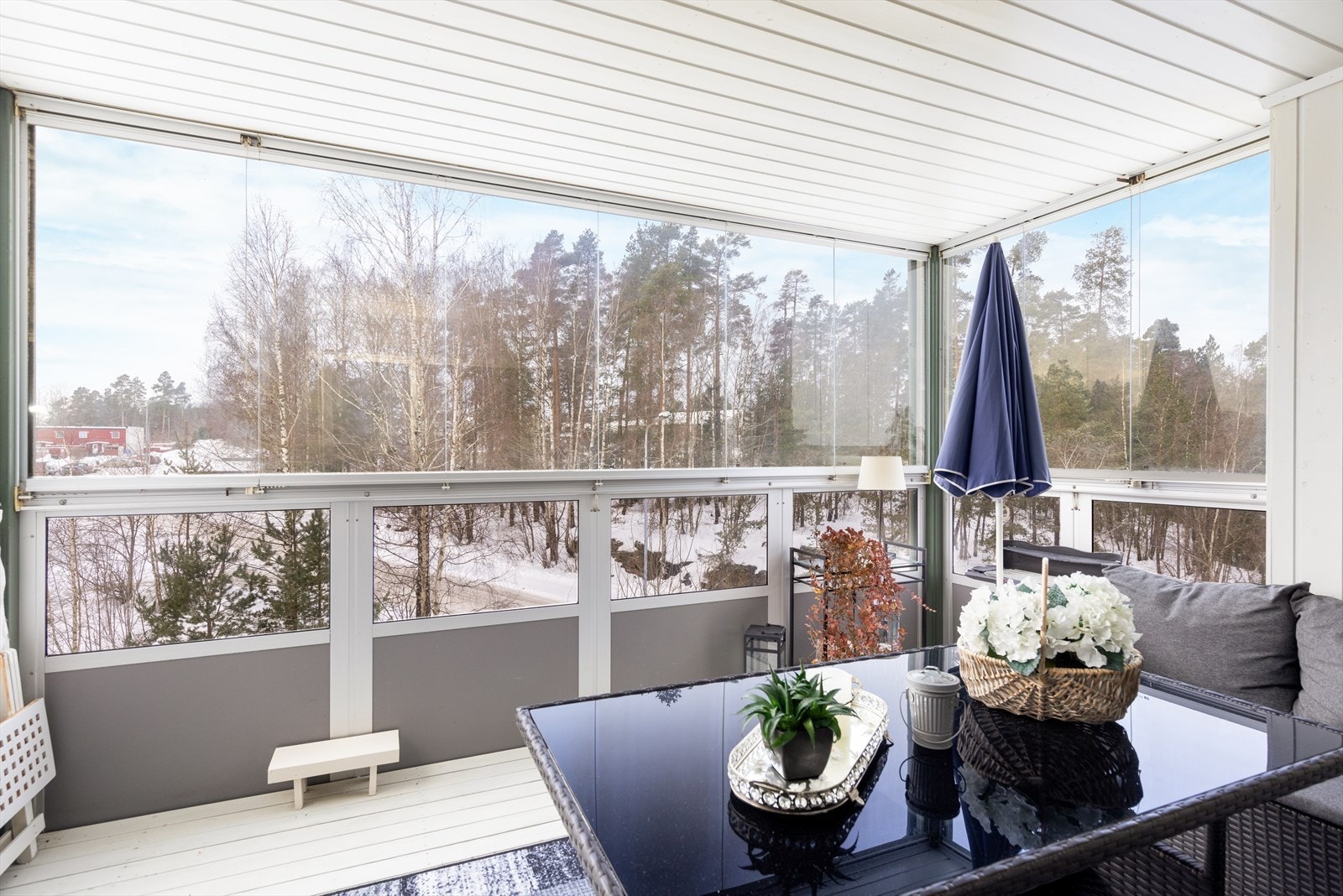 Den innglassede balkongen forlenger stuearealet store deler av året. Galleribilde