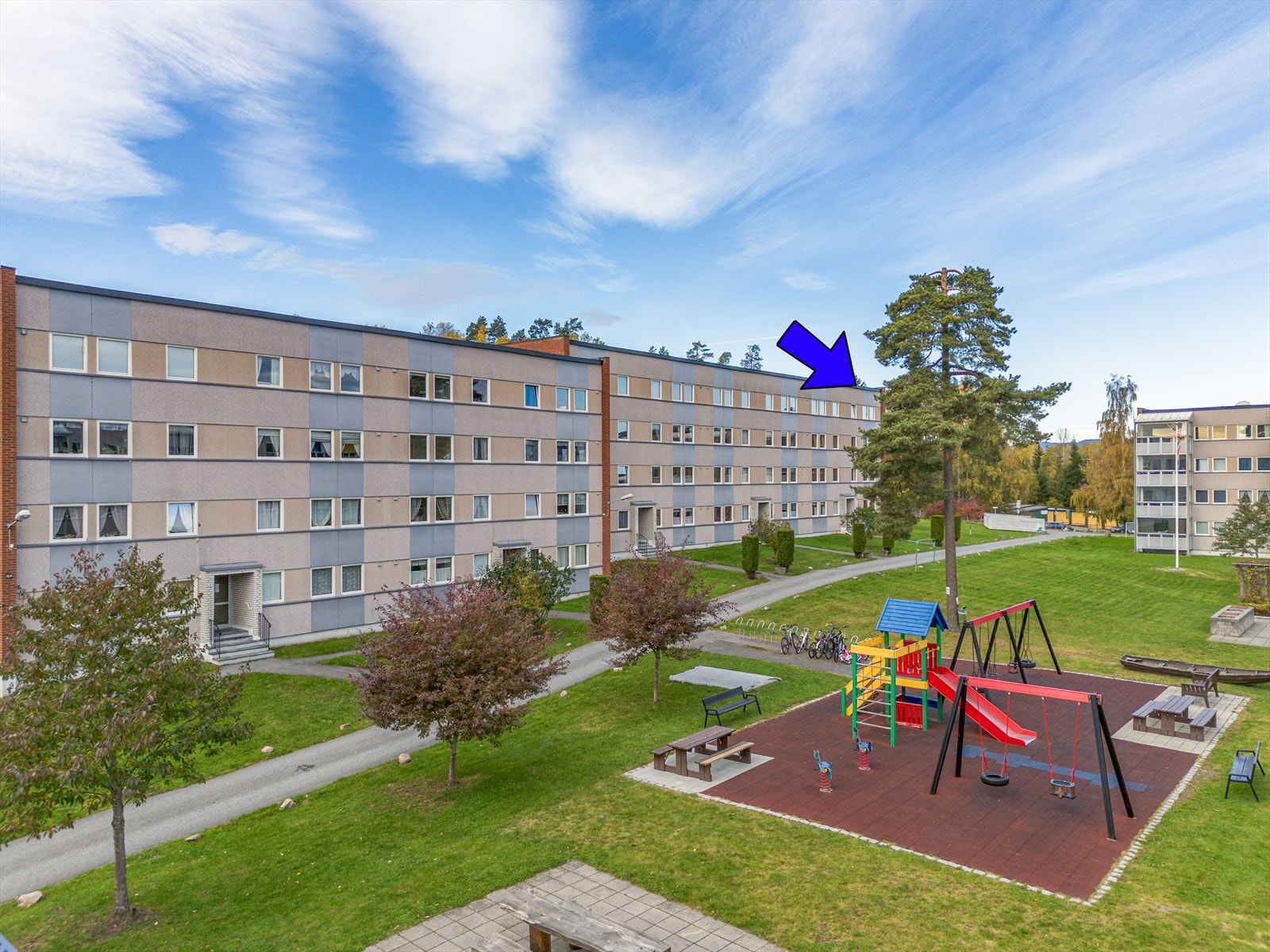 Leiligheten har utsikt ned mot borettslagets store, fine grøntarealer hvor det mellom blokkbebyggelsen er opparbeidet et hyggelig tun, med gressplen og pent opparbeidede uteplasser, samt lekeplass med diverse lekeapparater. Galleribilde