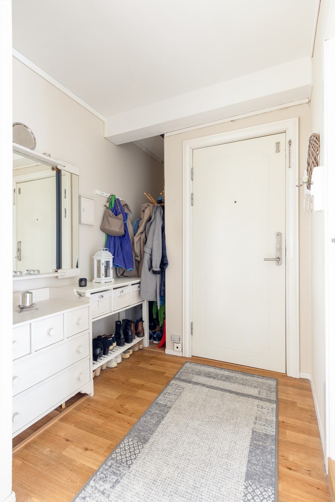 Med adkomst fra felles trappegang kommer man inn i boligens entrè hvor det er plass til sko- og ytterklær, samt til mindre møblering. Ved inngangsdøren er det installert dørtelefon for enkelt å kunne slippe besøkende inn. Galleribilde