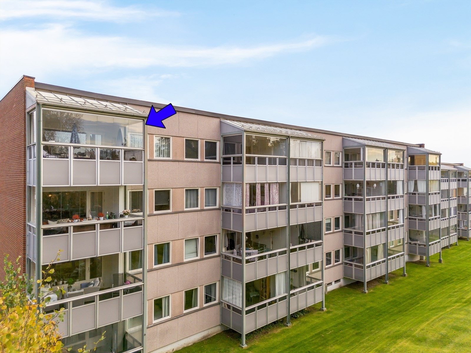 I nærområdet har man barnehager, barneskolene Kollmyr og Stigeråsen, samt Gulset ungdomsskole og idrettsanlegg. I Gulsethallen finnes også svømmehall og treningssenteret SKYFITNESS. Galleribilde