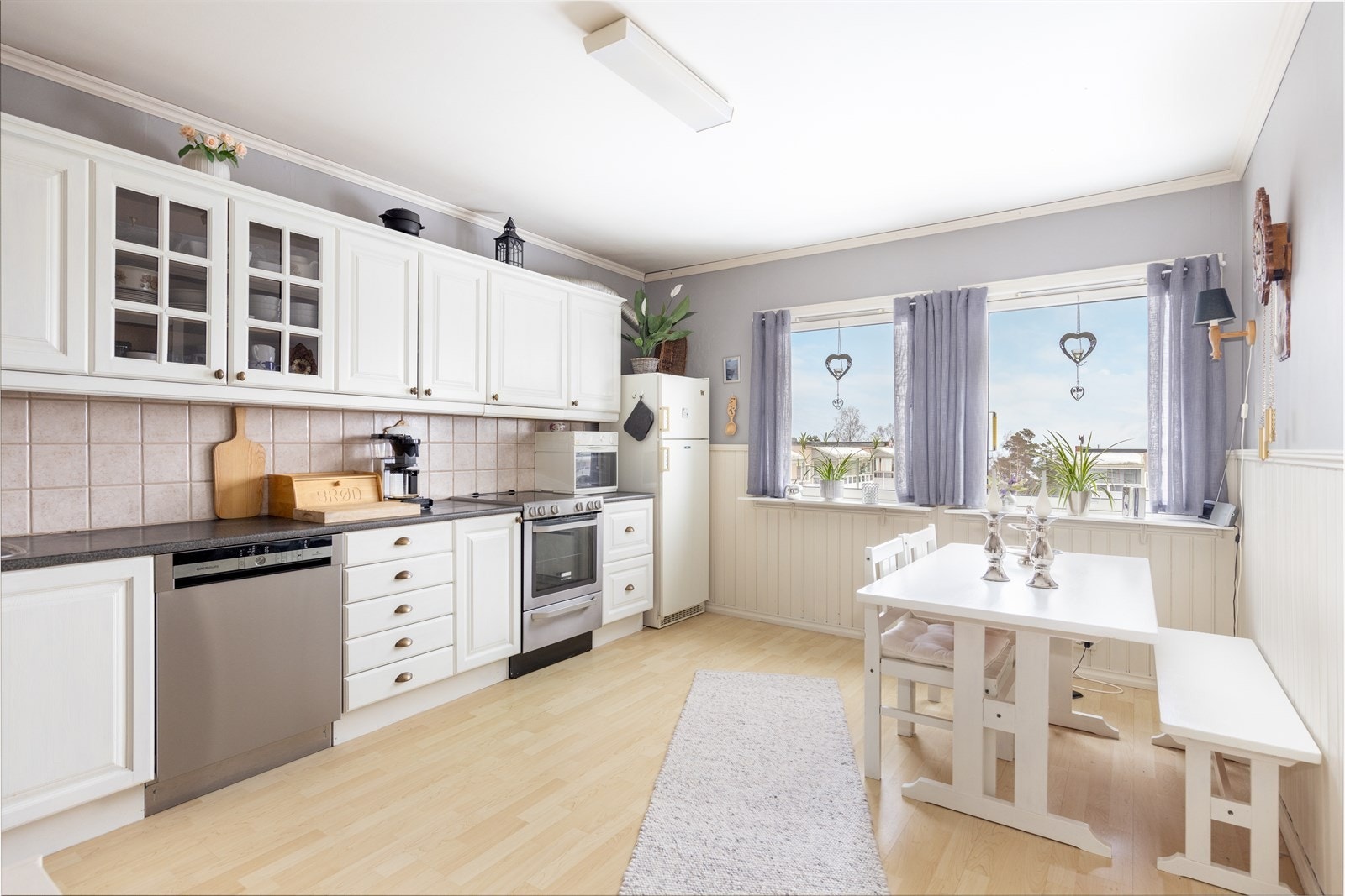 Fin 3-roms leilighet med god planløsning og usjenert beliggenhet i 4. etg, med stor, innglasset balkong og flott utsikt. Leiligheten har et meget romslig kjøkken med gode vindusflater og plass til en raus spisegruppe. Galleribilde