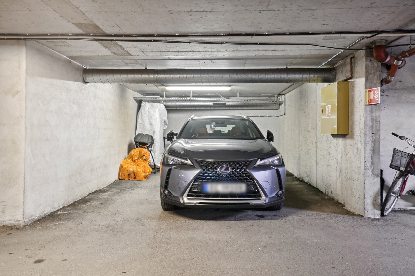 Fast parkeringsplass i garasjekjeller. Galleribilde