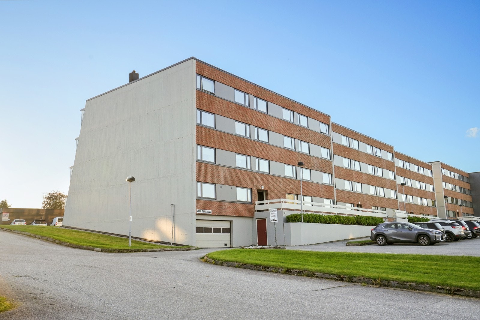 Fasaden mot øst har byttet ut vinduer i 2023. Galleribilde