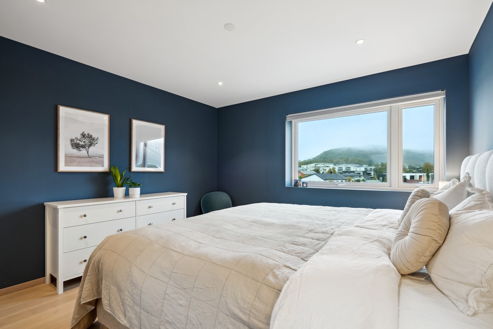 Vinduet vender mot øst. Rullgarding medfølger i handelen. Galleribilde