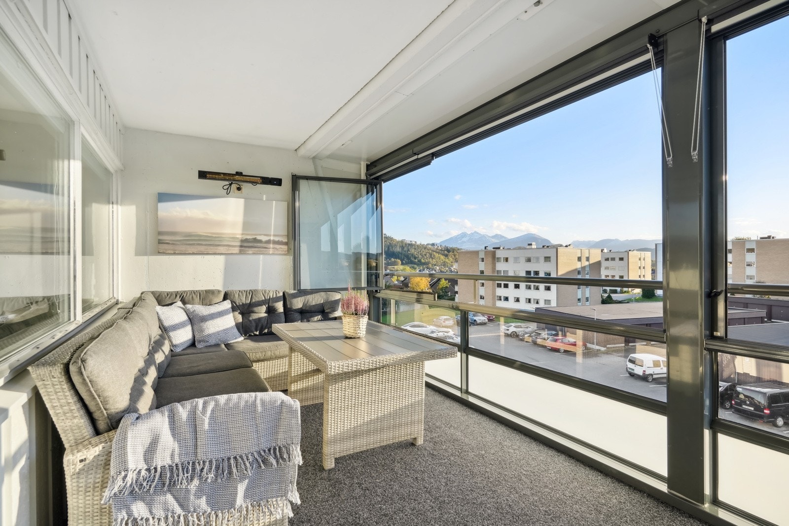 Det er god plass til møblering på den vestvendte innglassede balkongen. Galleribilde