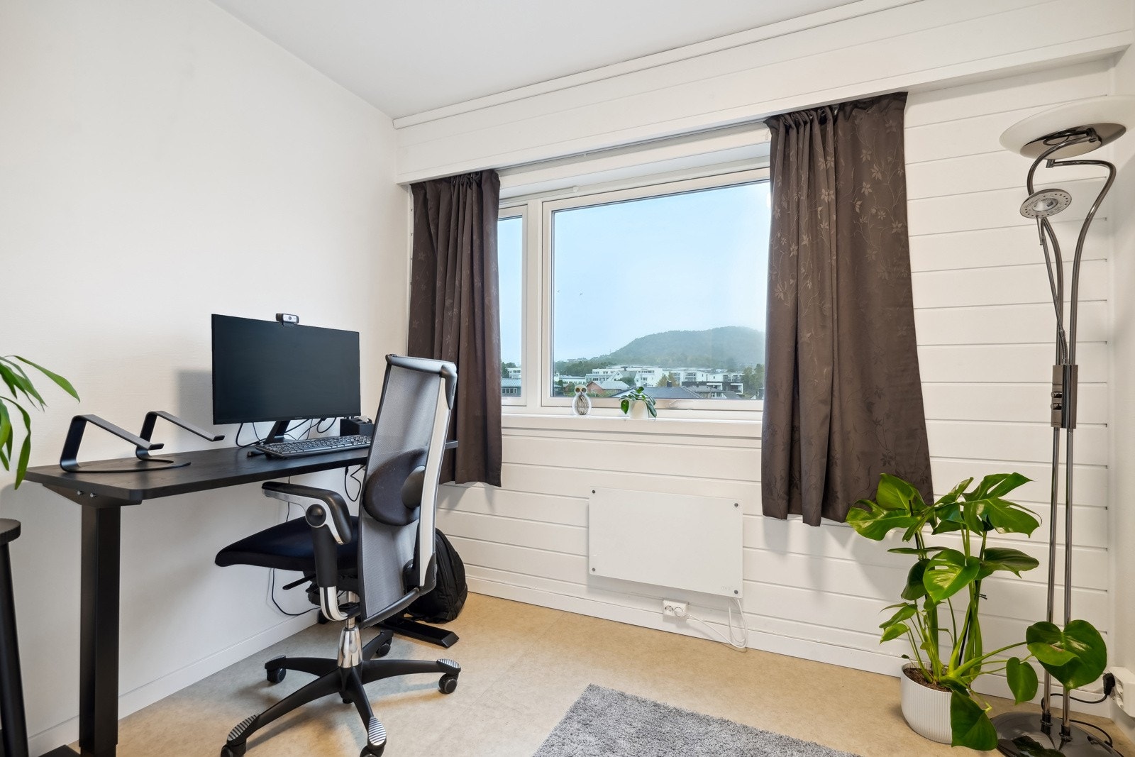 Soverom nr 3 med plass til seng og nattbord. Vinduet vender mot øst. Galleribilde