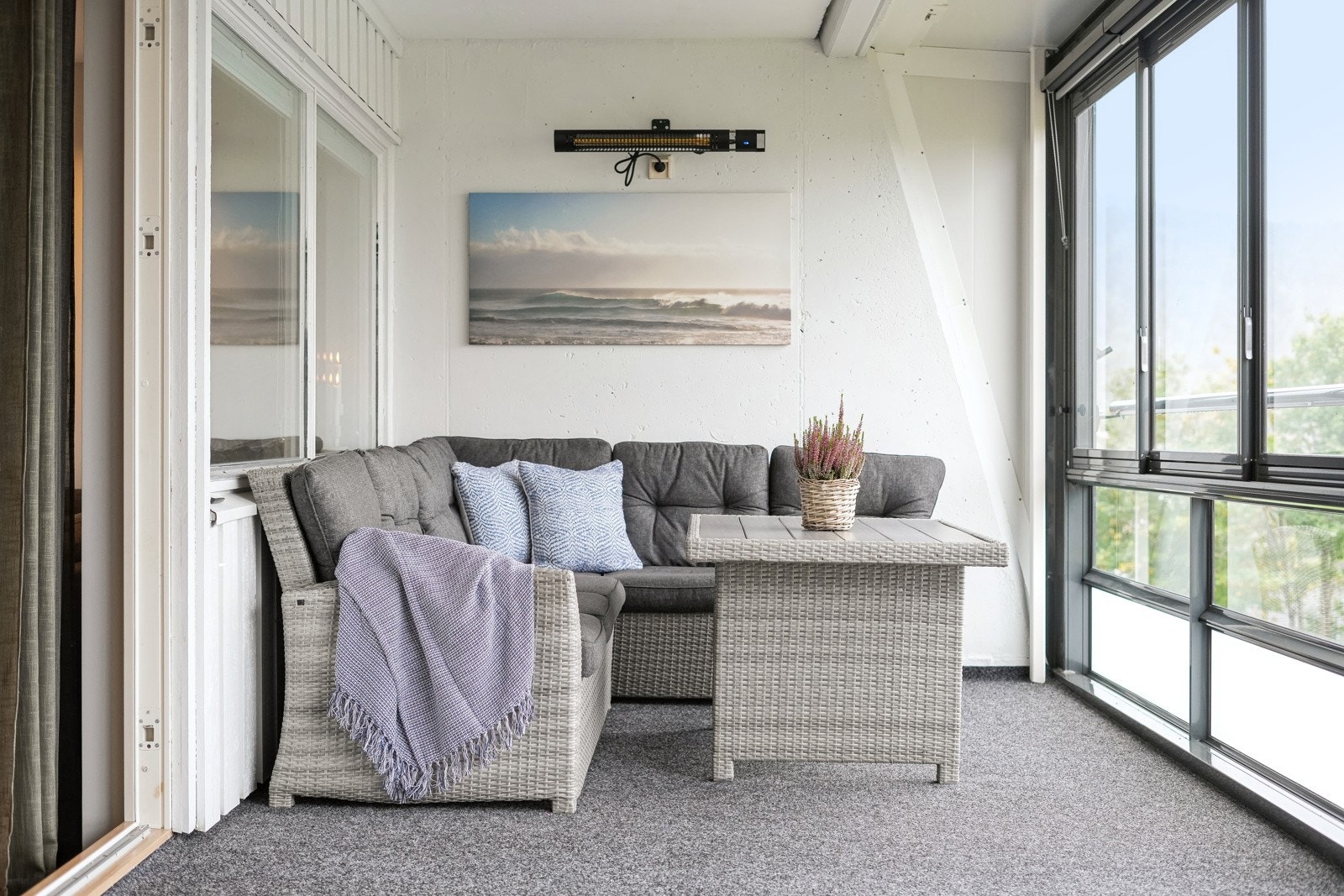 Det er montert varmelampe på veggen. Galleribilde