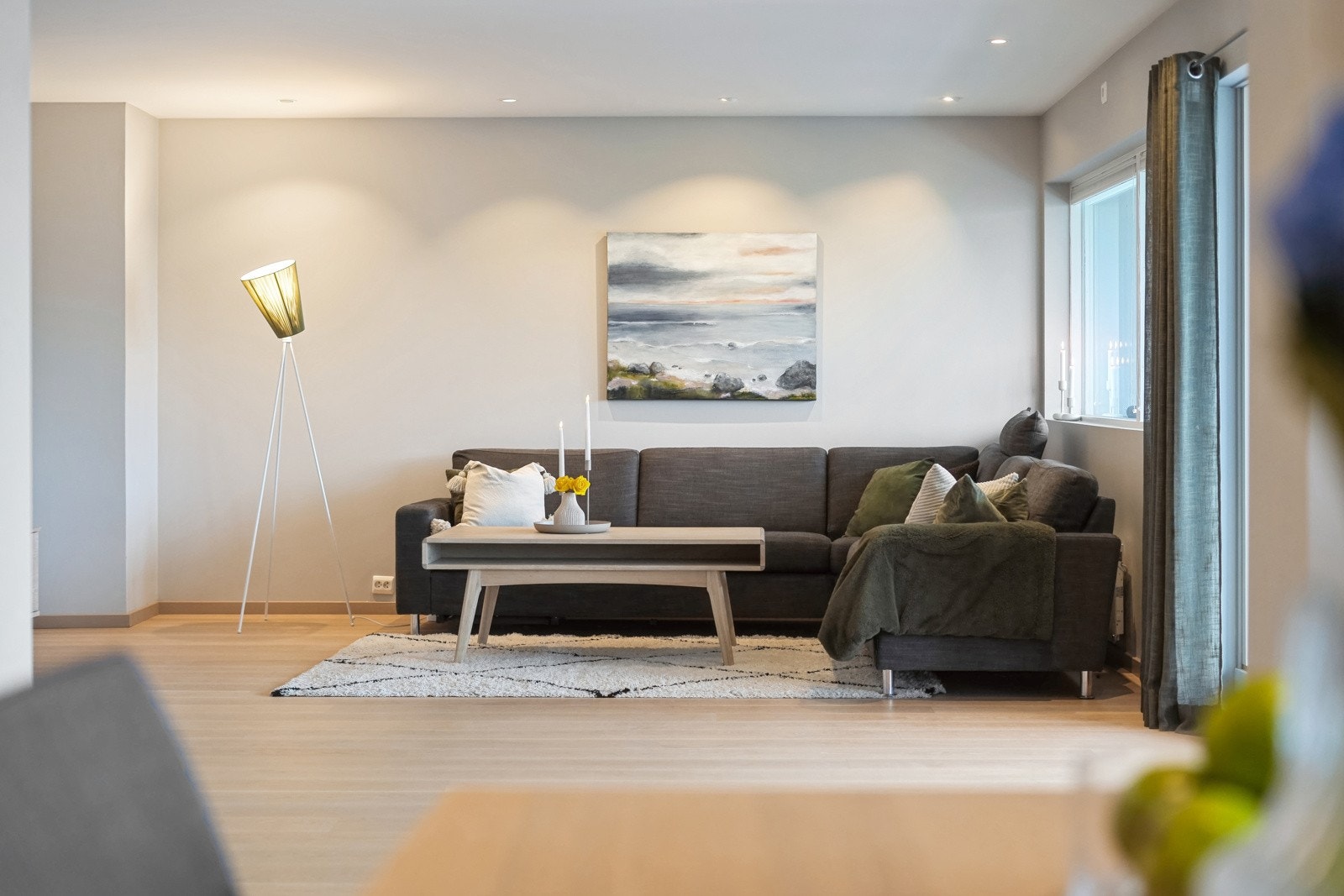 Det er montert ledspotter i himling. Galleribilde