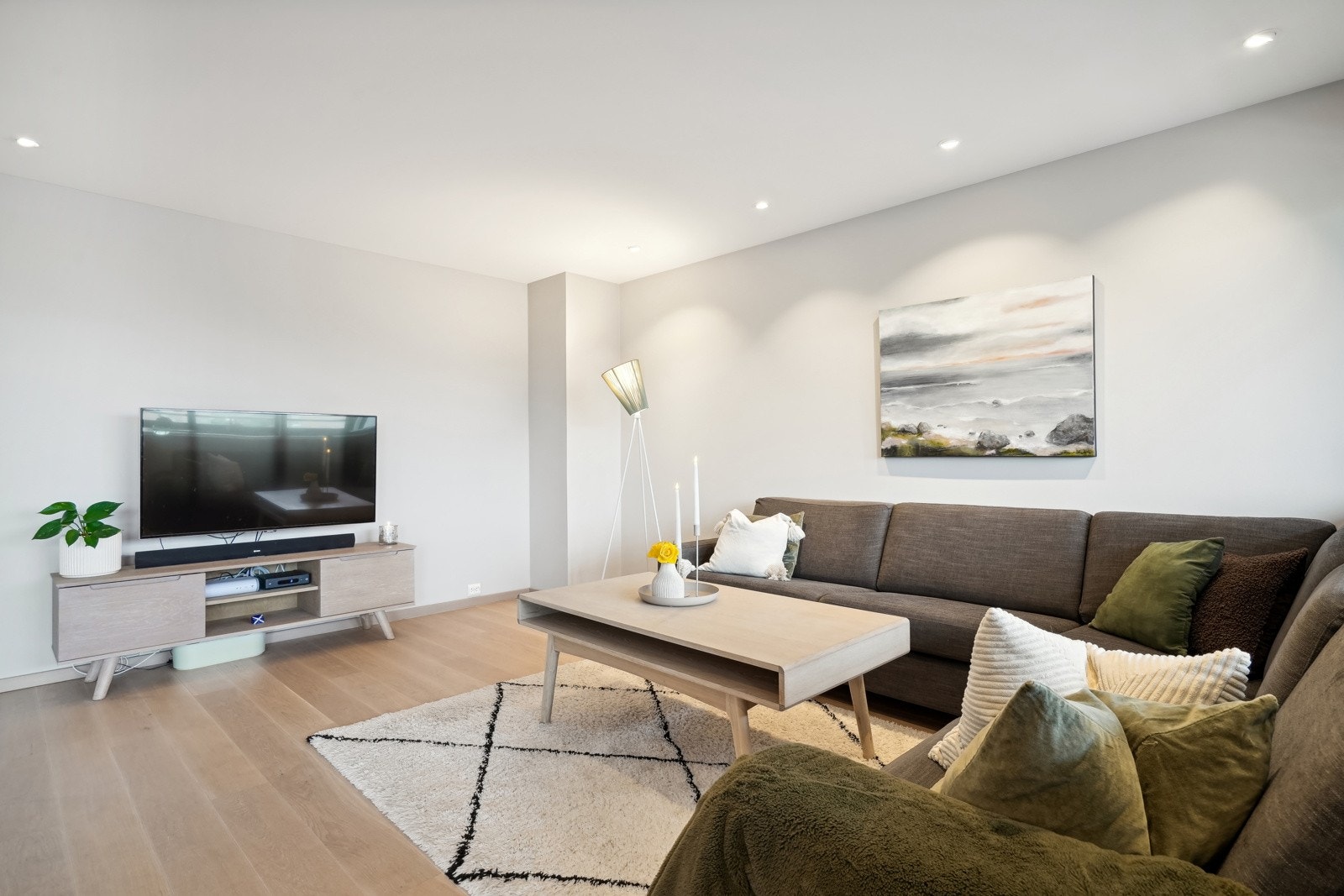 Stuen har god plass til møblering av sittegruppe. Galleribilde