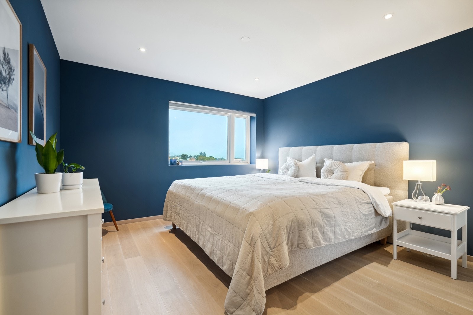 Hovedsoverommet har god størrelse med plass til dobbeltseng og tilhørende nattbord. Galleribilde