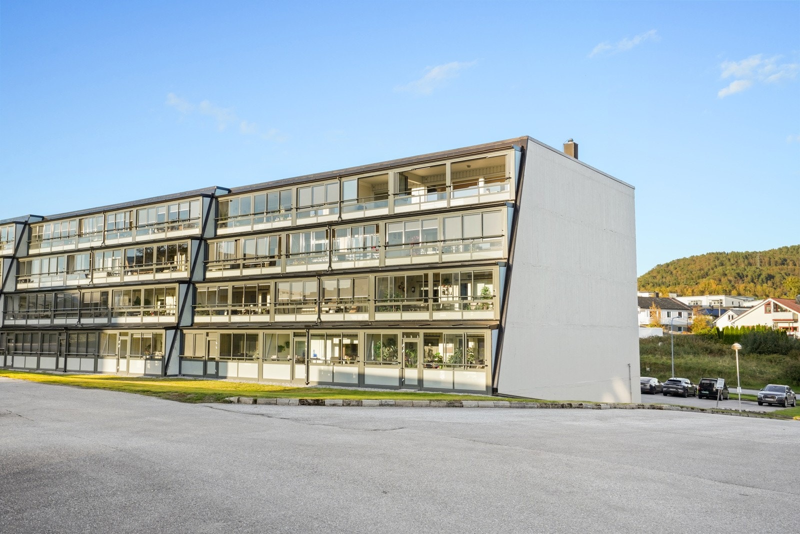 Ny fasade mot vest med innglassede balkonger fra 2023. Galleribilde