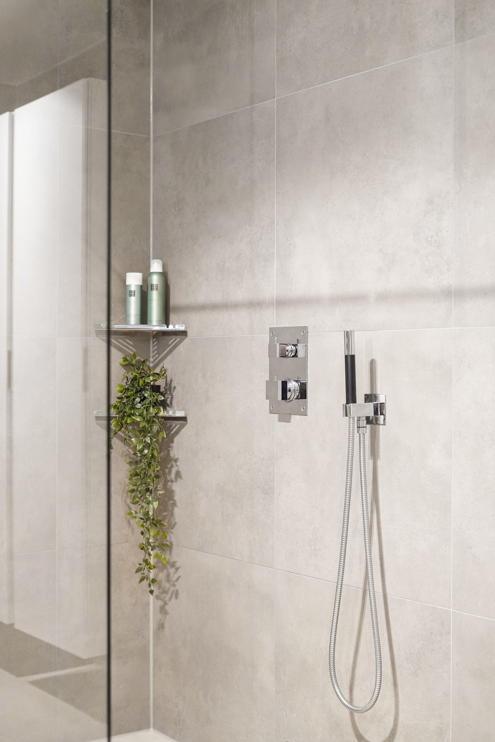 Delikat innredet med integrert blandebatteri og dusjgarnityr i veggen, og takmontert rainshower. Montert glassvegg. Galleribilde