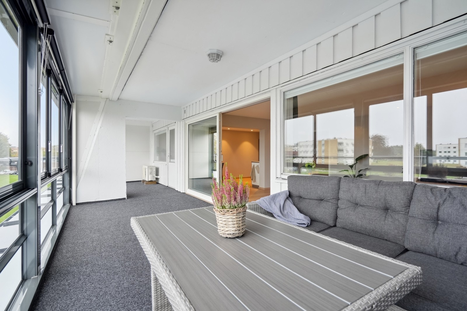 Utebelysning i tak, og direkte tilkomst fra stue med skyvedører i glass. Galleribilde