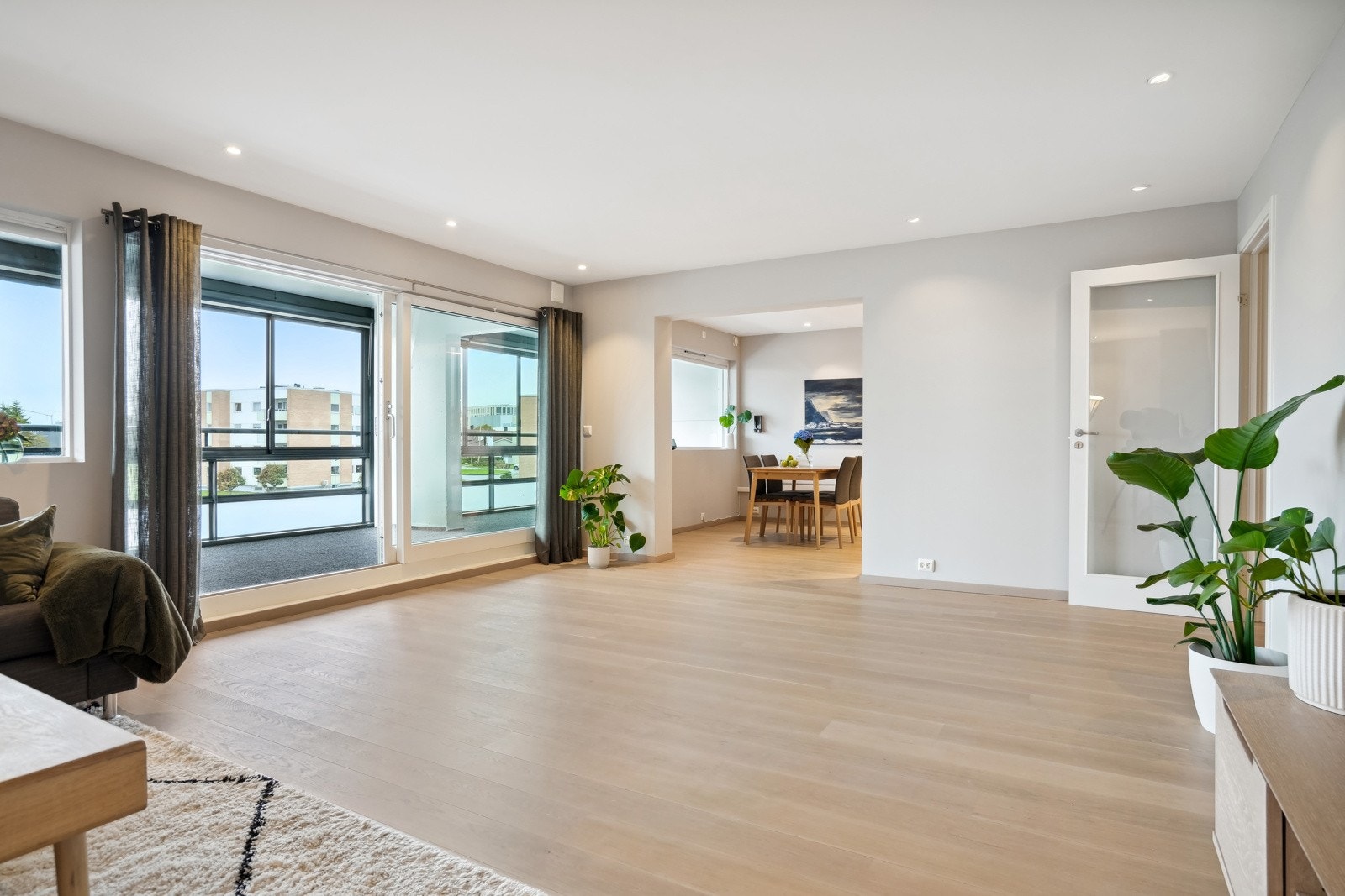 De store vindusflatene mot vest slipper inn godt med naturlig lys. Galleribilde