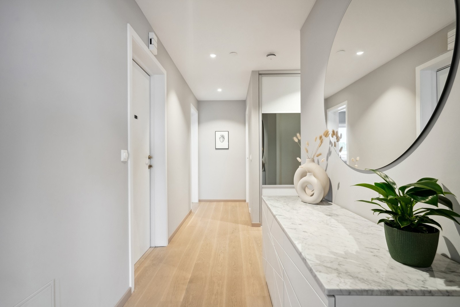 Gangen er lys og fin med plass til oppbevaringsmøbler. Galleribilde