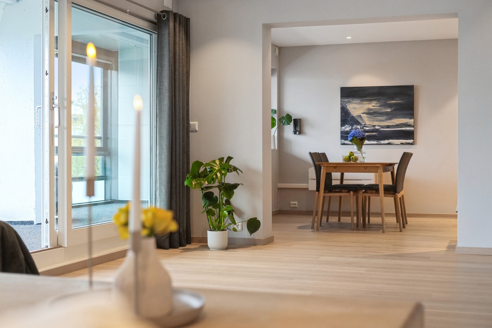 Delvis åpen løsning mellom kjøkken og stue. Galleribilde