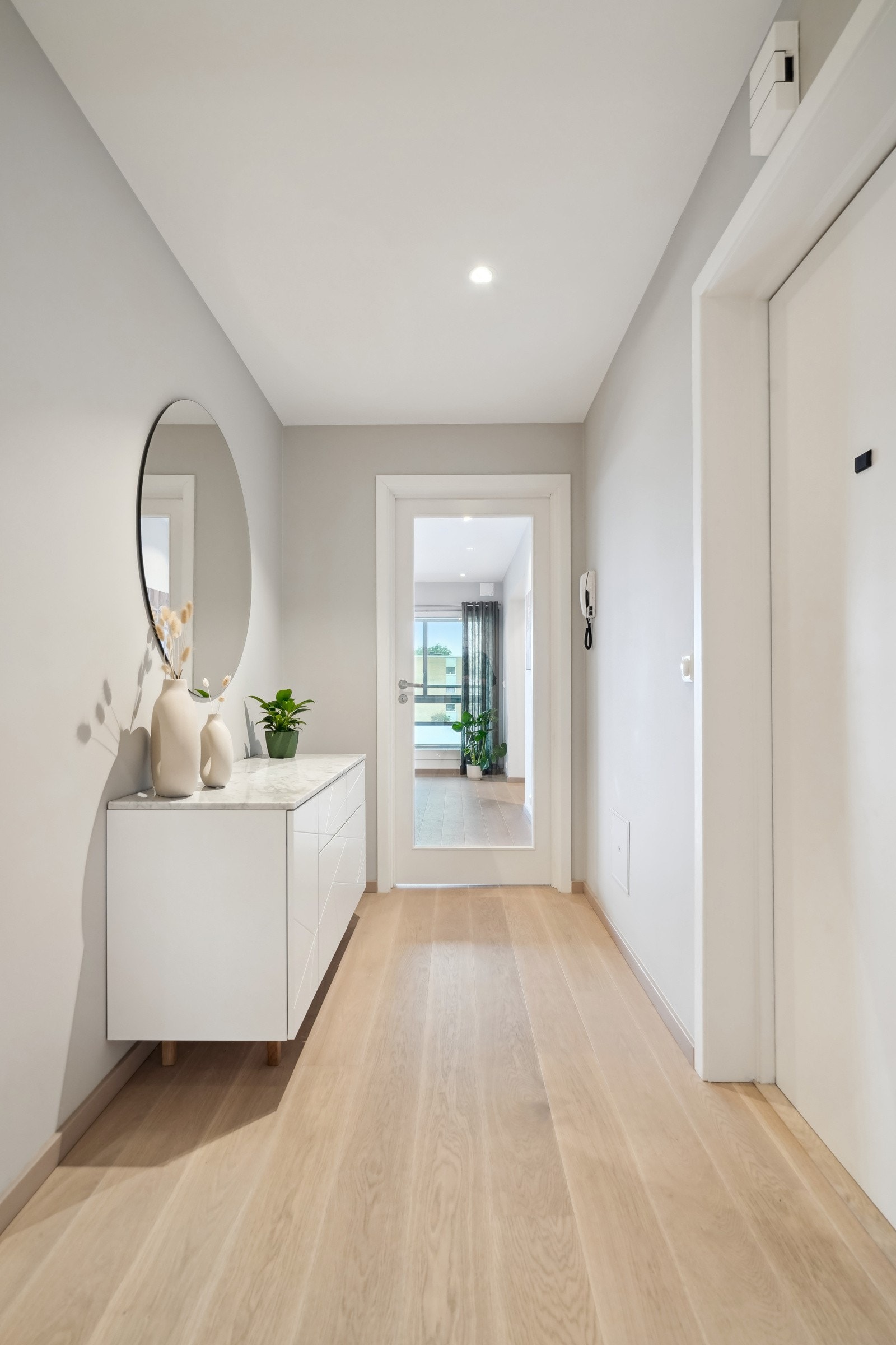 Det er lagt varmekabler i gangen i forbindelse med oppussing av innvendige overflater i 2017. Galleribilde