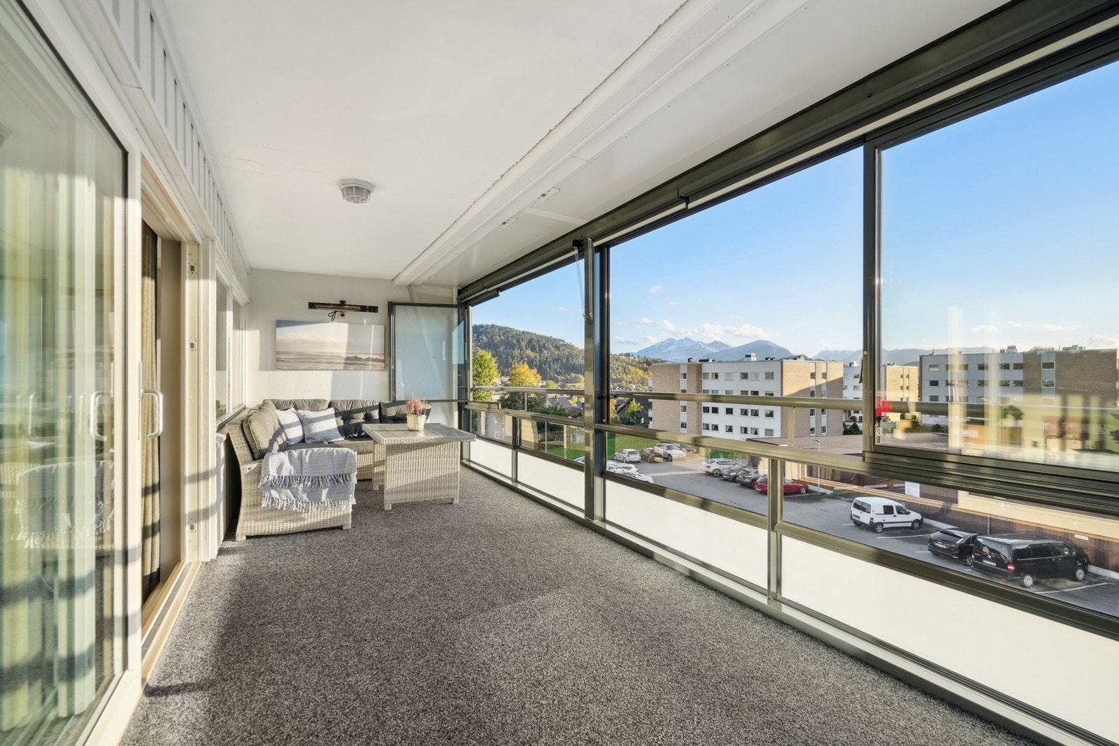 Innglasset balkong med et areal på ca. 25 kvm. Galleribilde