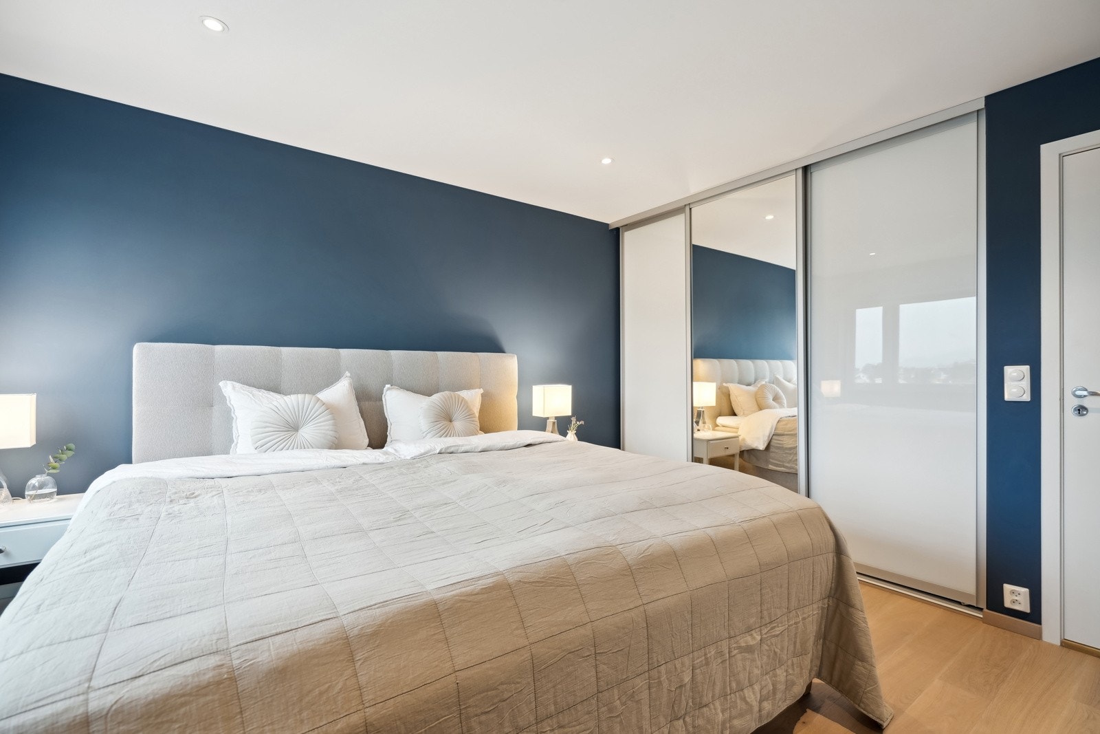 Det er montert skyvedørsgarderobe for god klesoppbevaring. Galleribilde