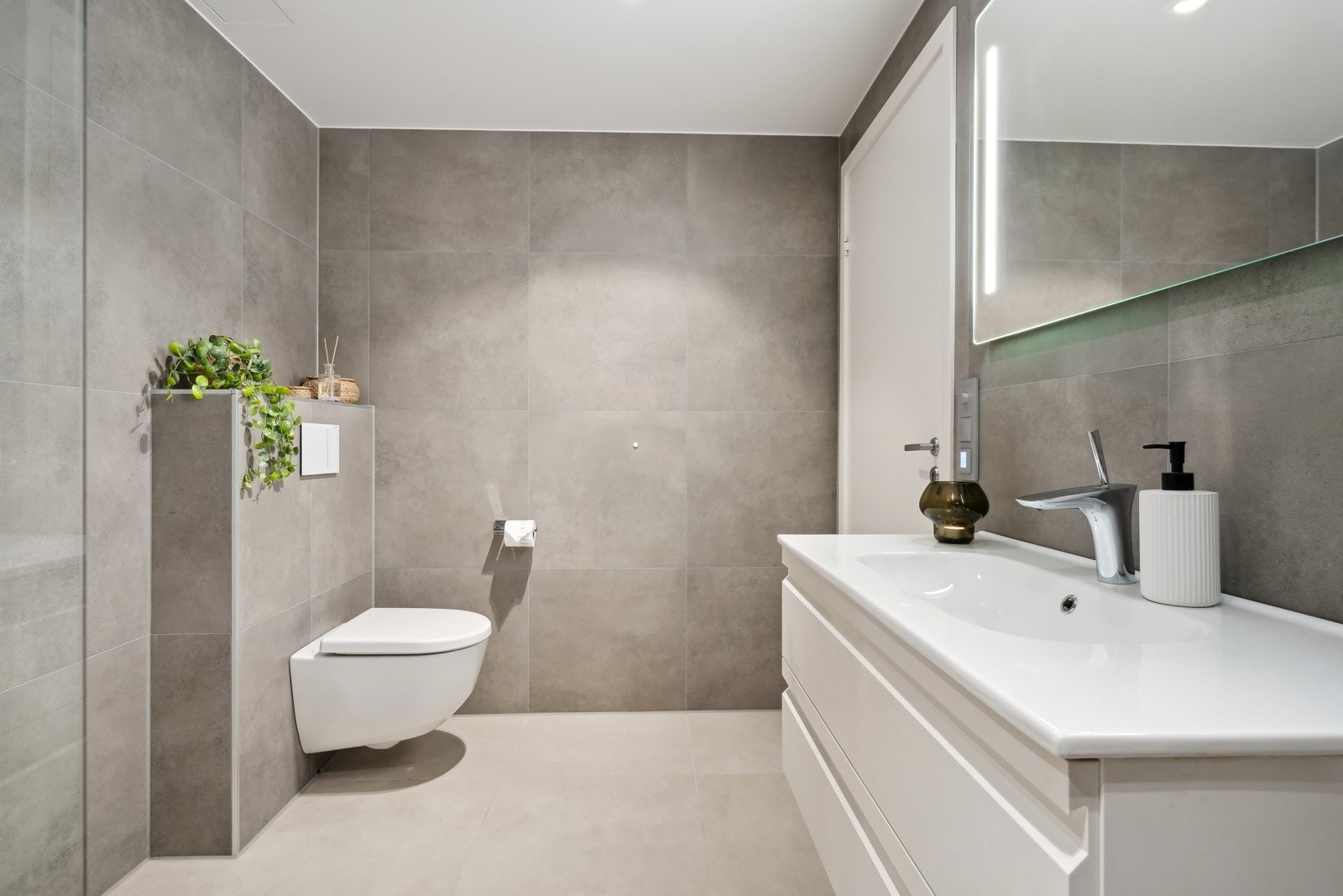 Det er vegghengt toalett. Mekanisk avtrekk fra badet. Galleribilde