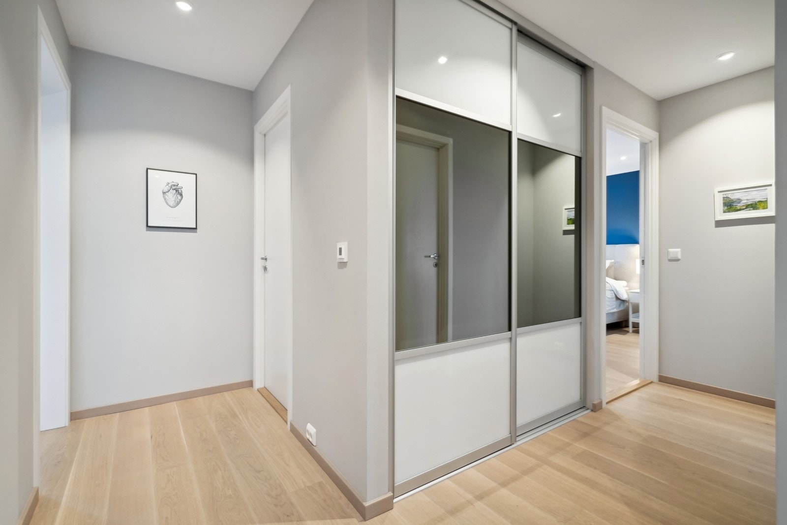 Montert garderobeskap for god oppbevaring i gangen. Galleribilde