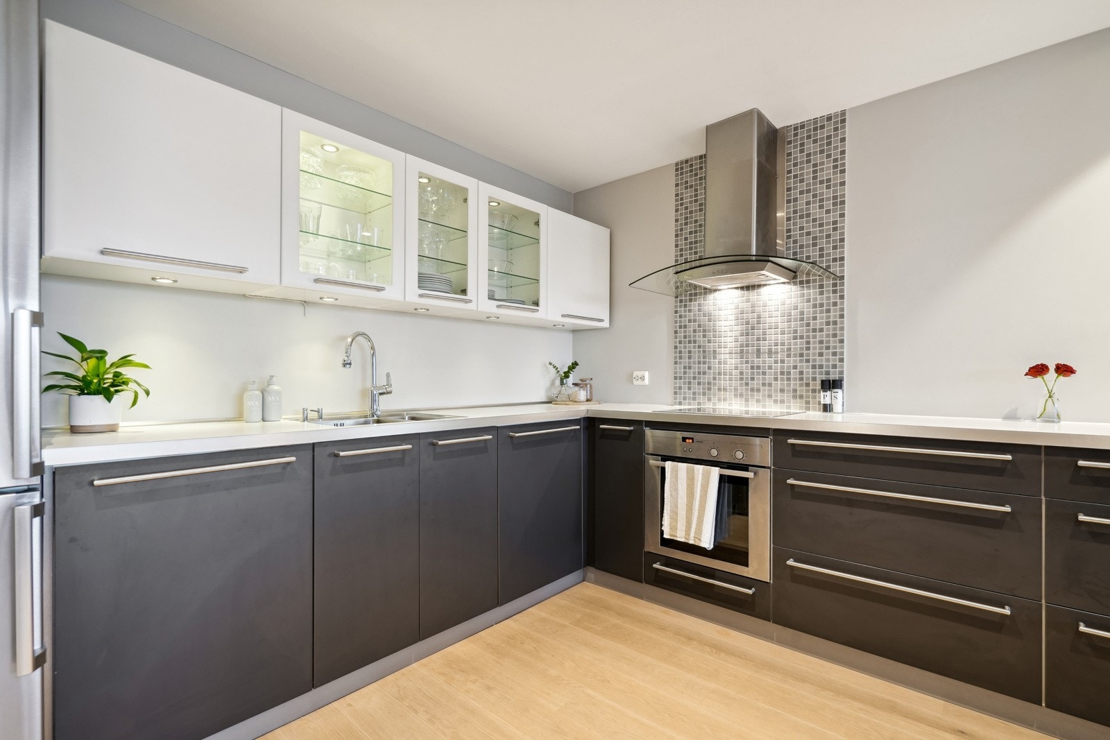 Kjøkkenet er fra 2012. Integrert oppvaskmaskin, komfyr, koketopp og frittstående kjøleskap. Galleribilde