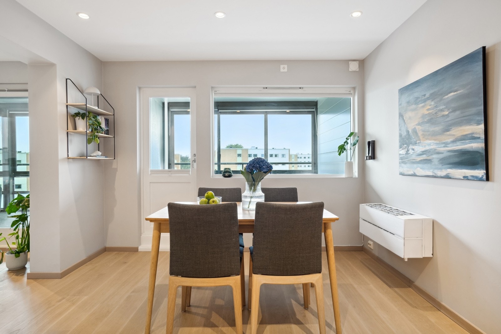 Det er plass til en spisegruppe på kjøkkenet. Galleribilde