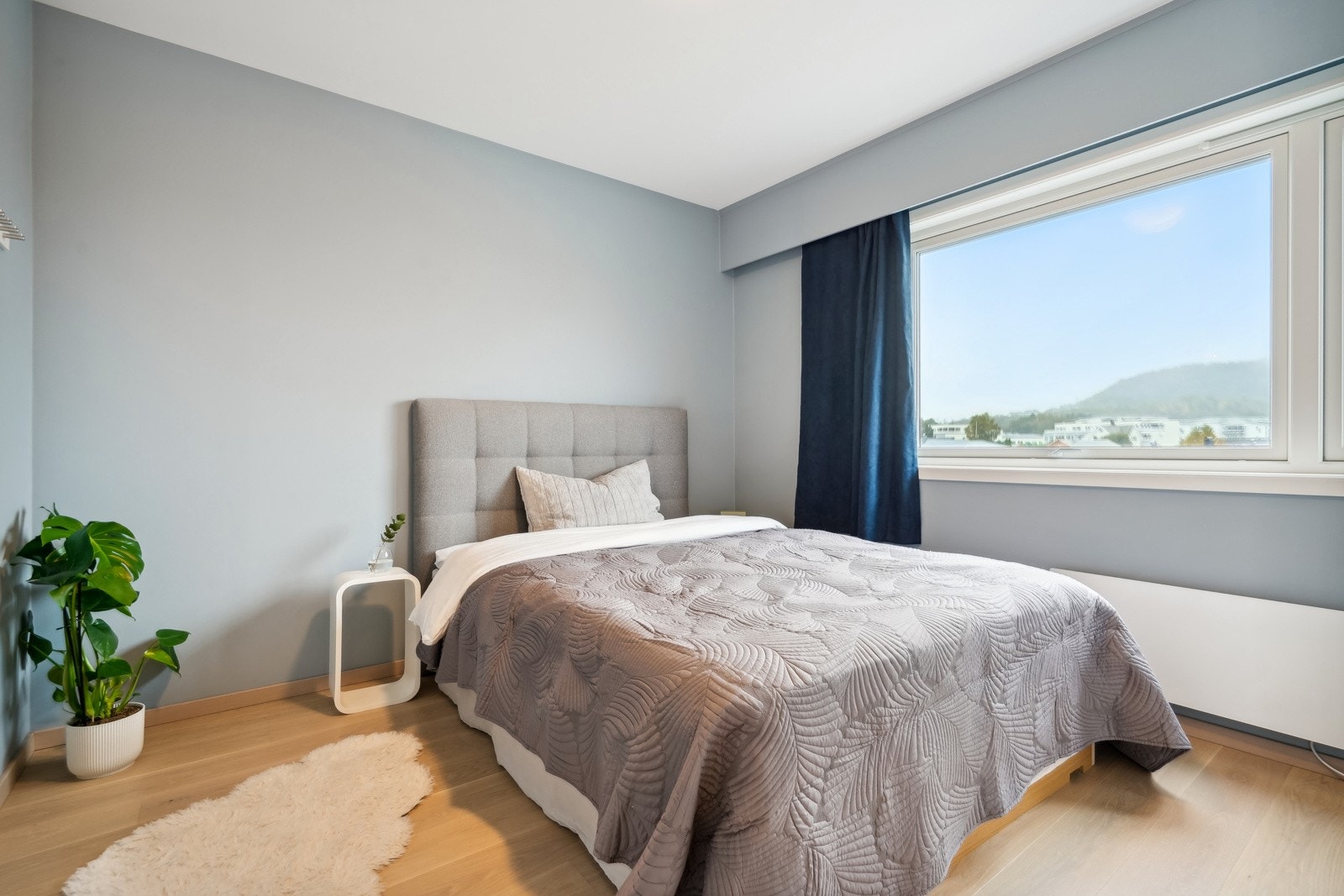 Soverom nr 2 har også fin størrelse med plass til dobbeltseng med tilhørende nattbord. Galleribilde