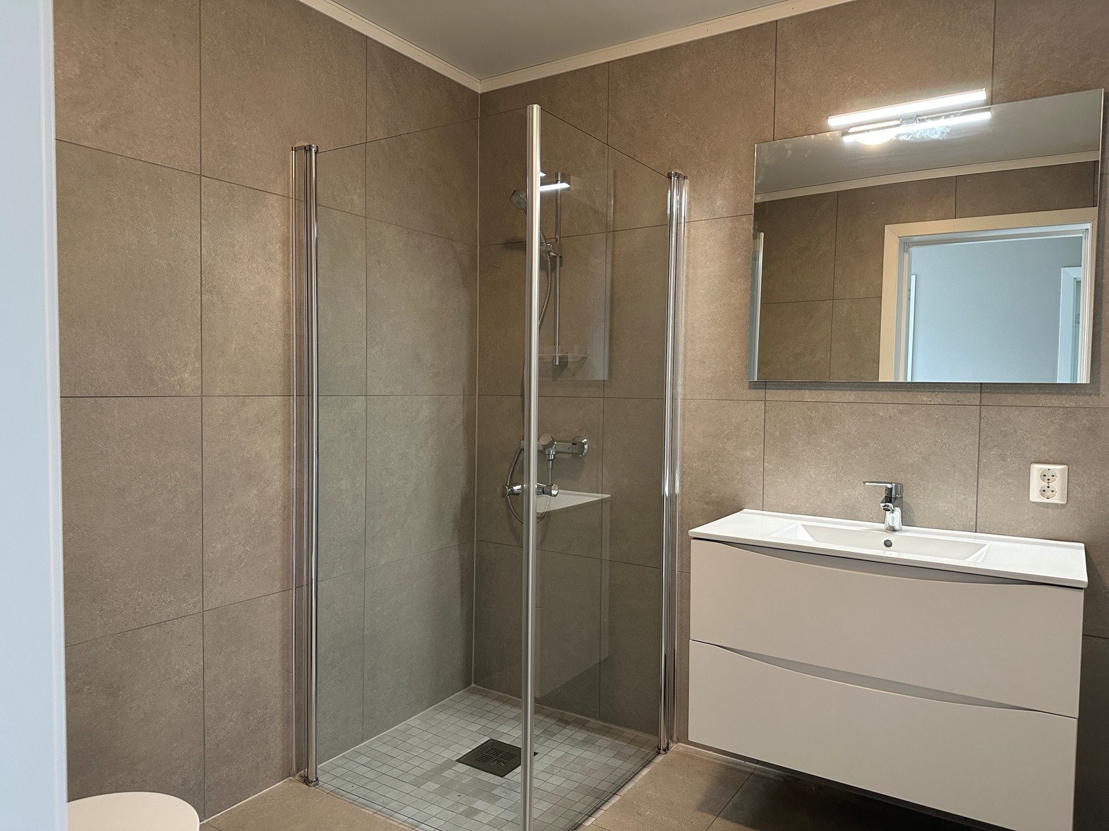 Flislagt bad med varmekabler Galleribilde