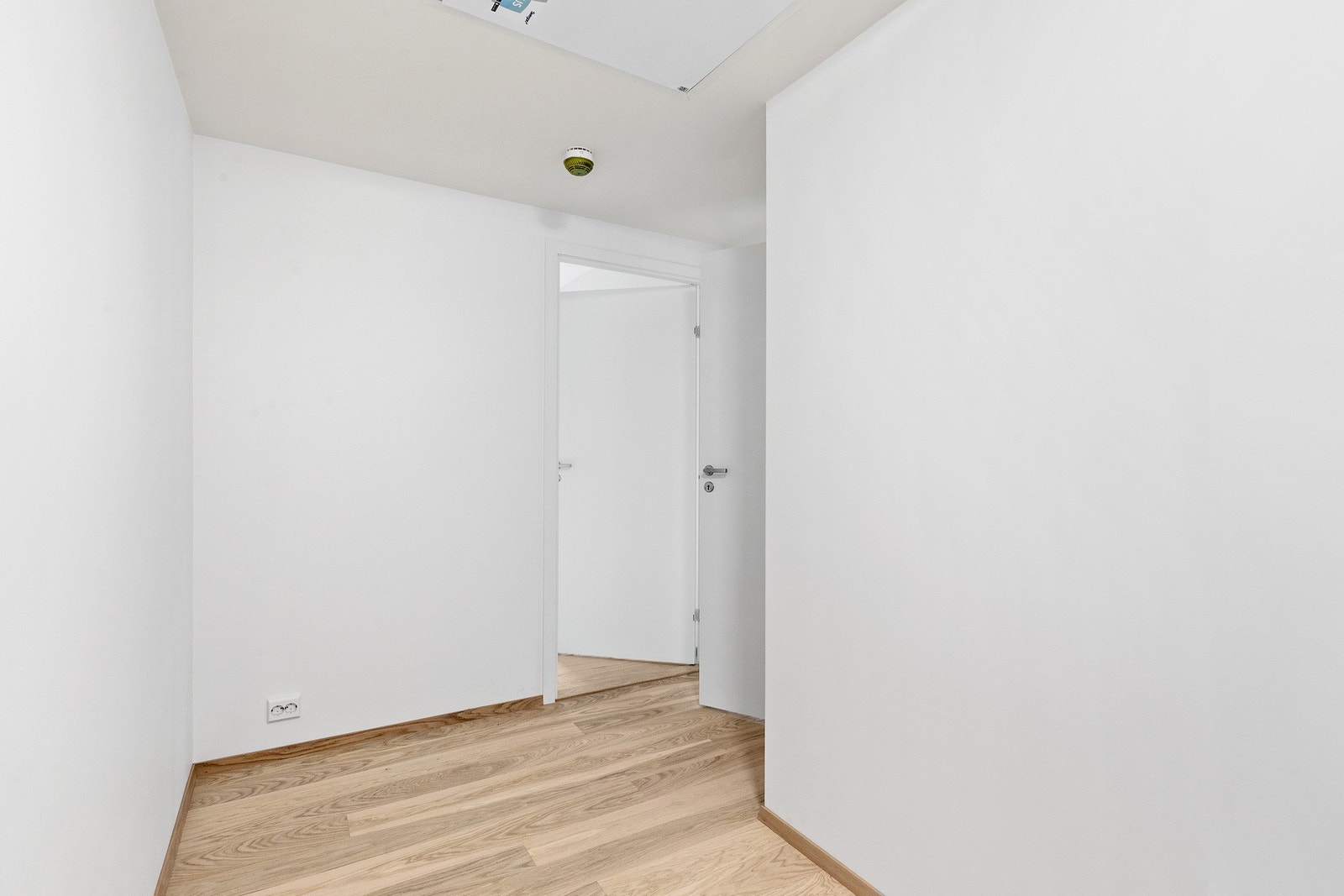 Romslig gang med god plass til garderobeskap Galleribilde