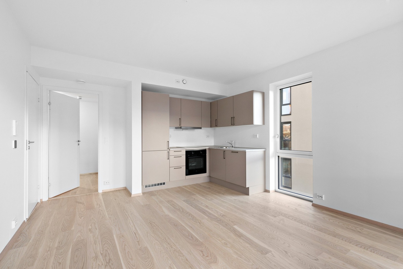 Heis i bygget, egen parkeringsplass og sportsbod i kjeller Galleribilde