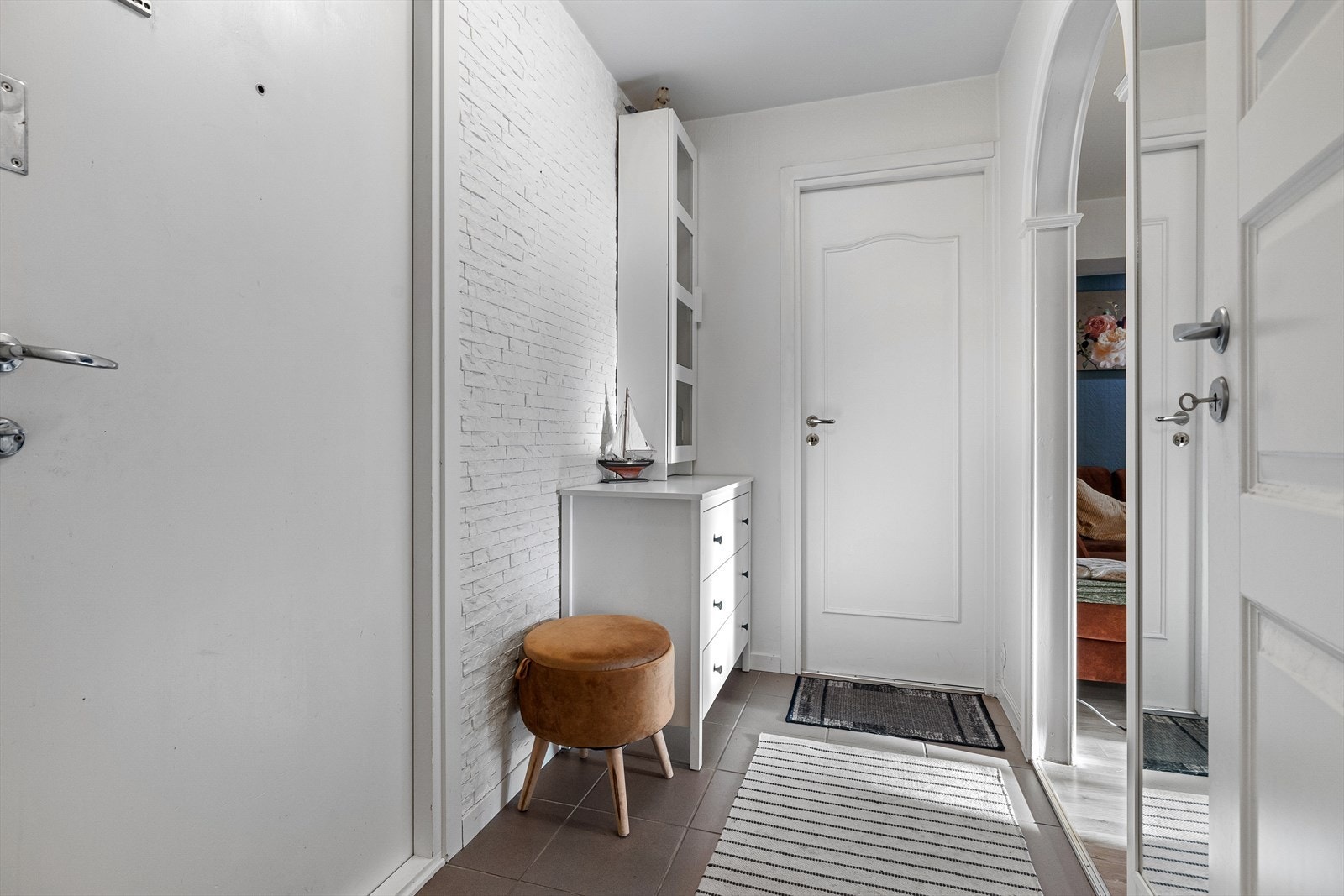 - Lys entré med plass til sko og oppheng, samt tilgang til walk-in garderobe - Galleribilde
