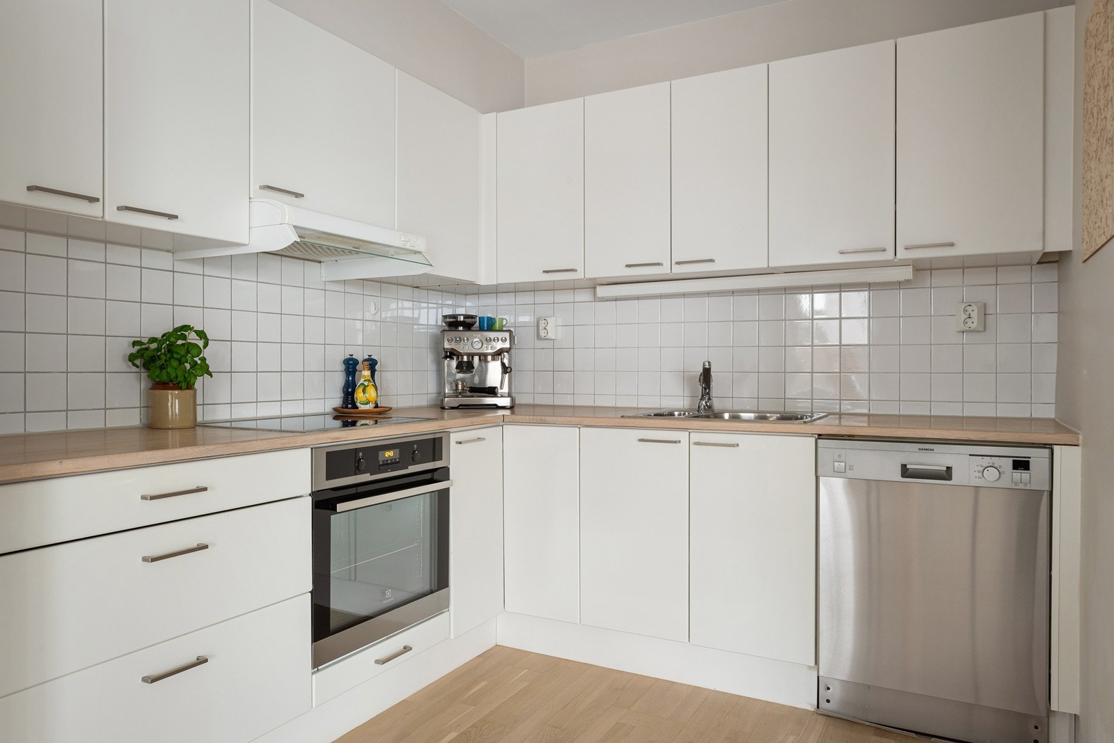 Kjøkkenet er stort og romslig med masse benk- og skapplass. Det er slette fronter og laminert benkeplate med nedfelt koketopp og oppvaskkum av stål. Galleribilde