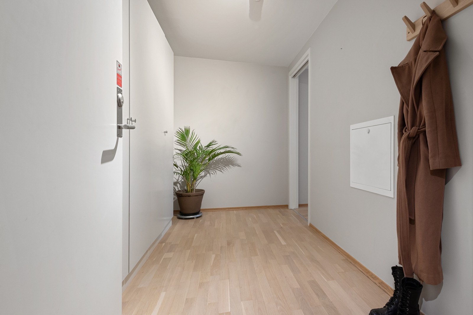 Innbydende og romslig entré med flott skapplass. Galleribilde