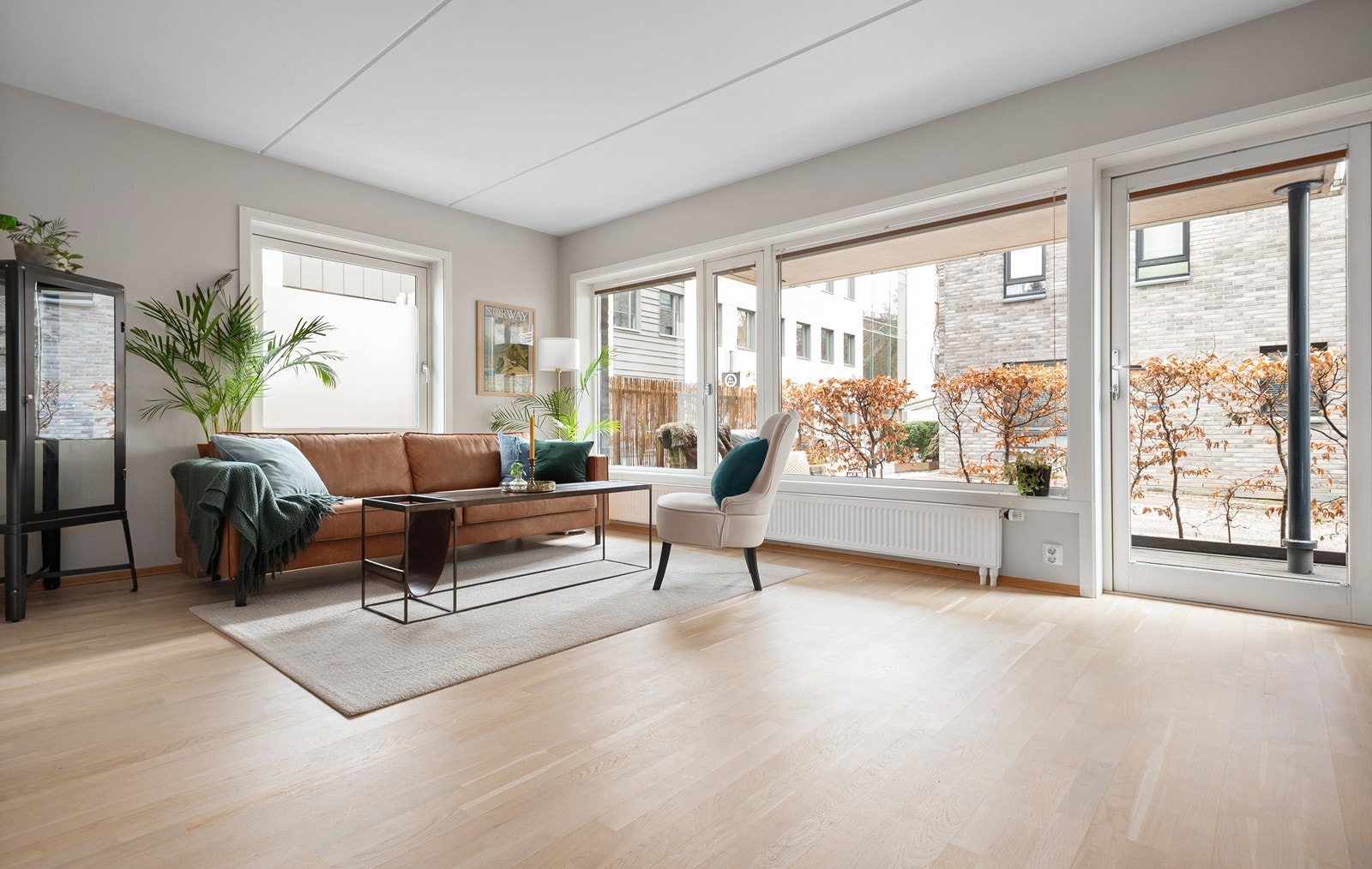 Leiligheten har store vindusflater som slipper inn rikelig med naturlig lys og direkte utgang til en flott markterrasse. Galleribilde